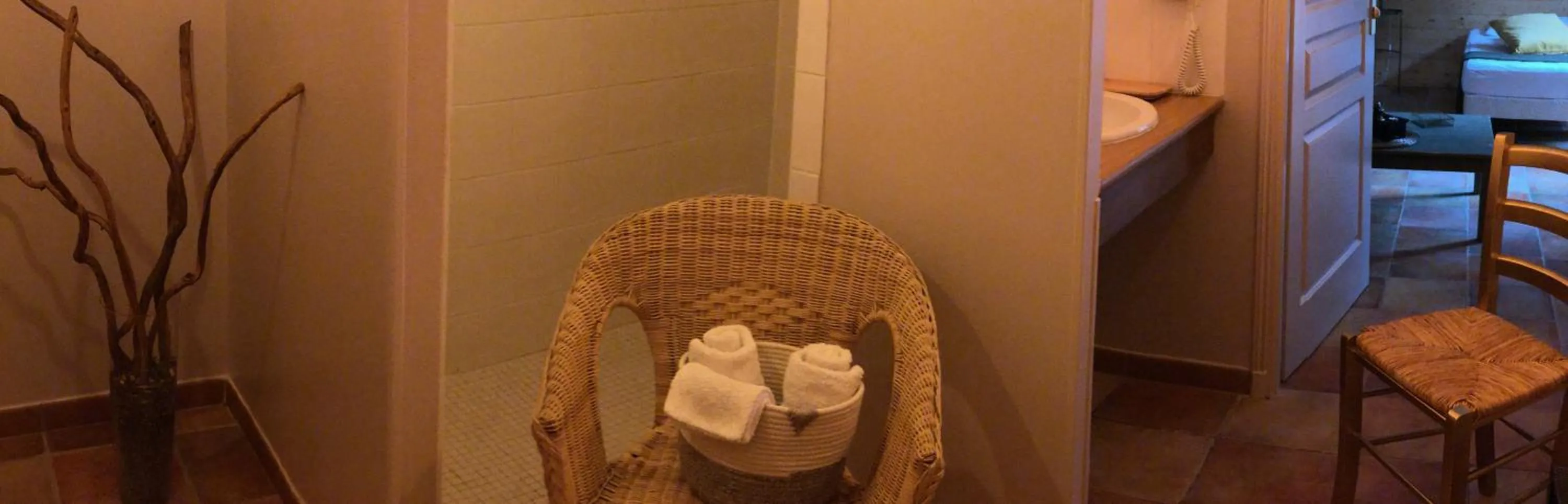 Bathroom, Bed in Le Chai De La Rose SPA et Séances Bien être