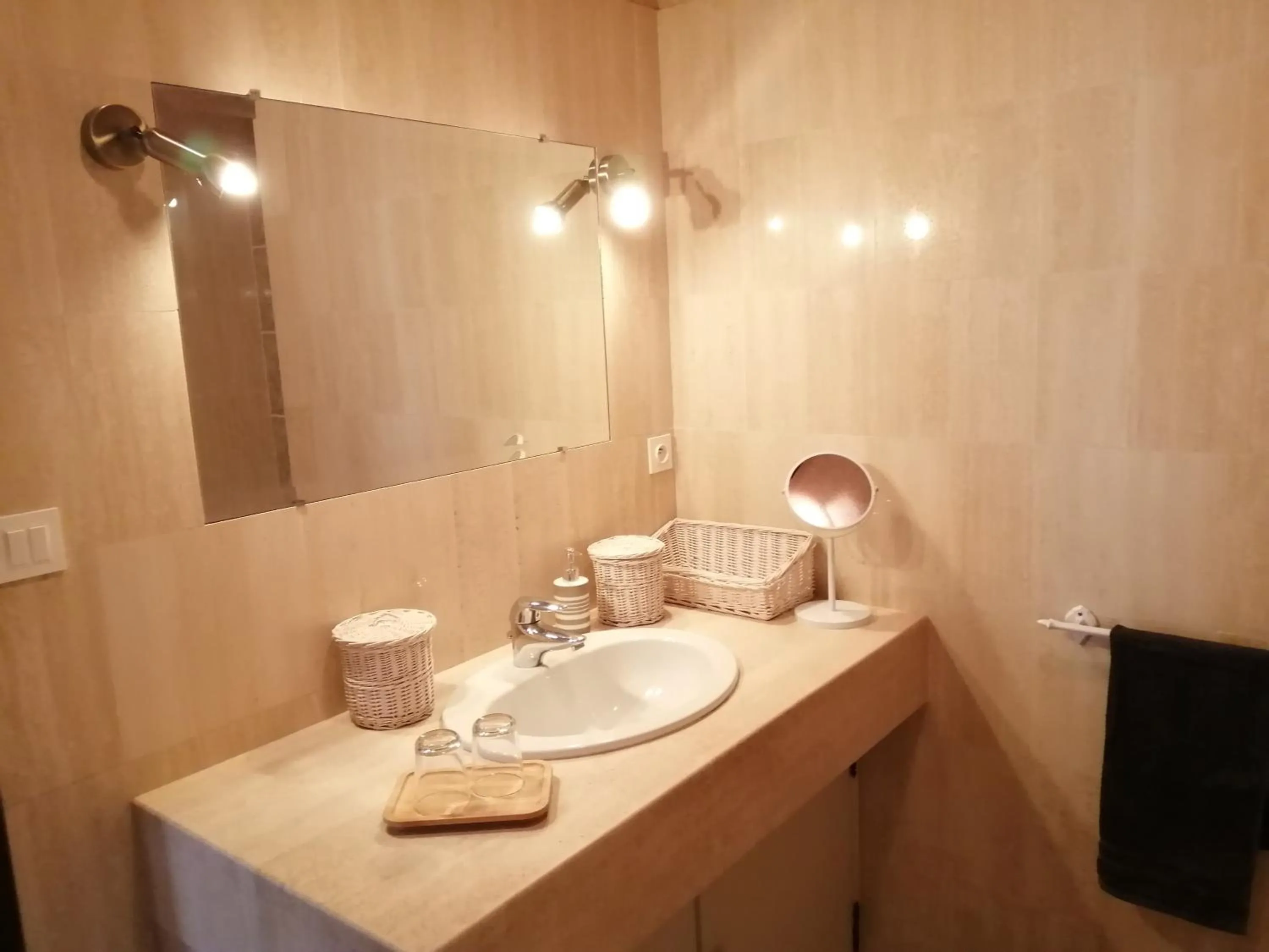 Bathroom in Le Chai De La Rose SPA et Séances Bien être