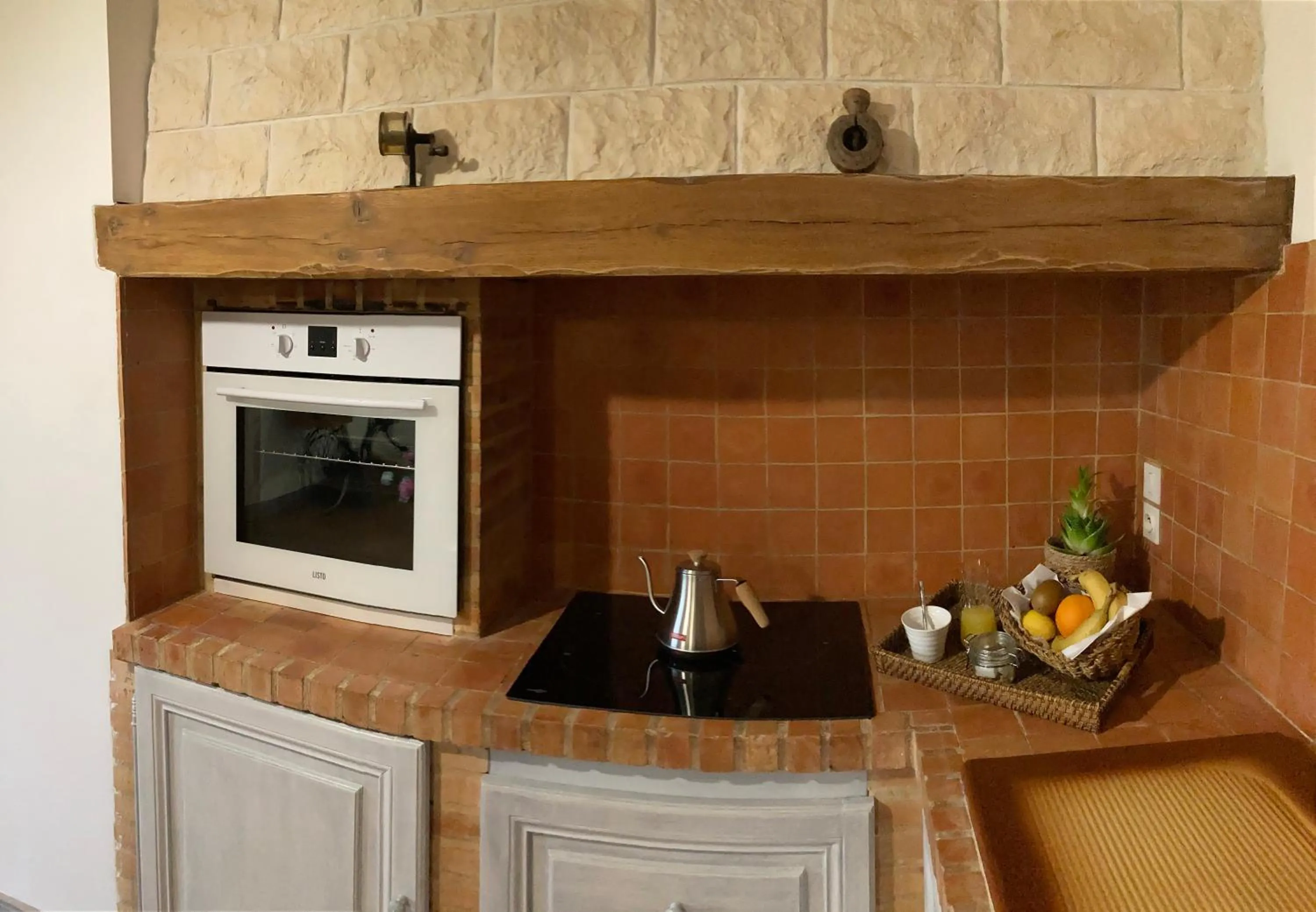 Kitchen or kitchenette in Le Chai De La Rose SPA et Séances Bien être