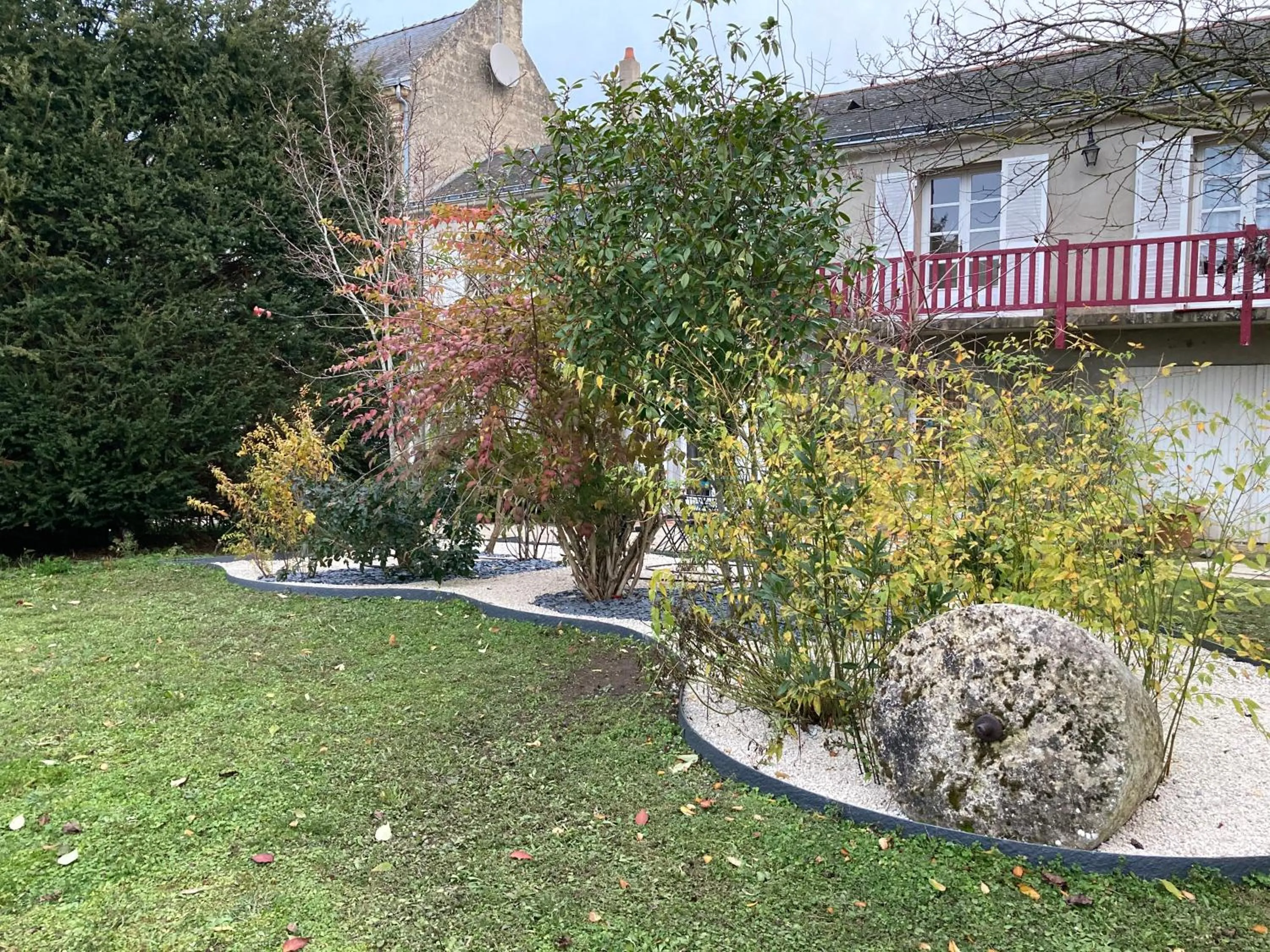 Property building in Le Chai De La Rose SPA et Séances Bien être