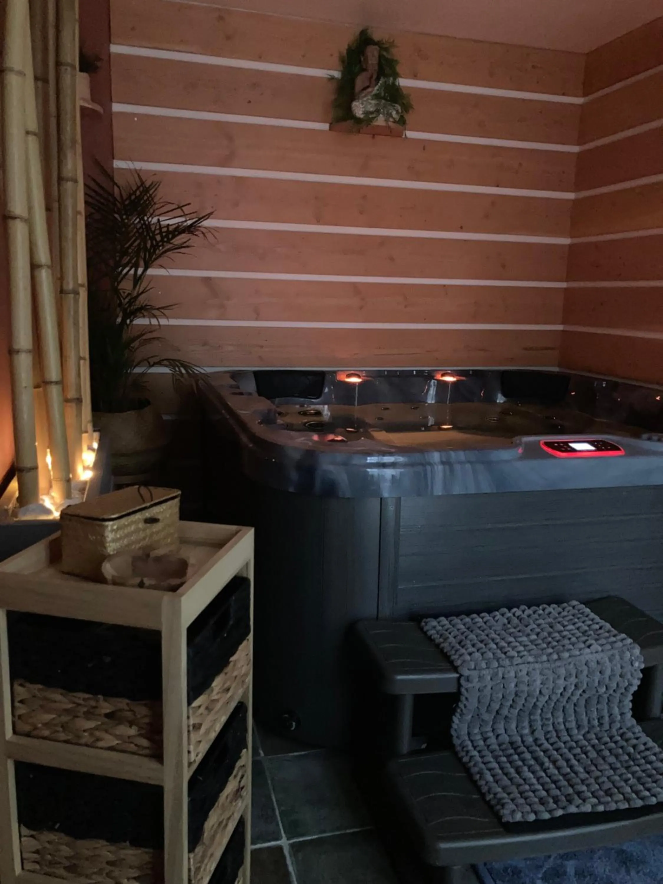 Hot Tub in Le Chai De La Rose SPA et Séances Bien être