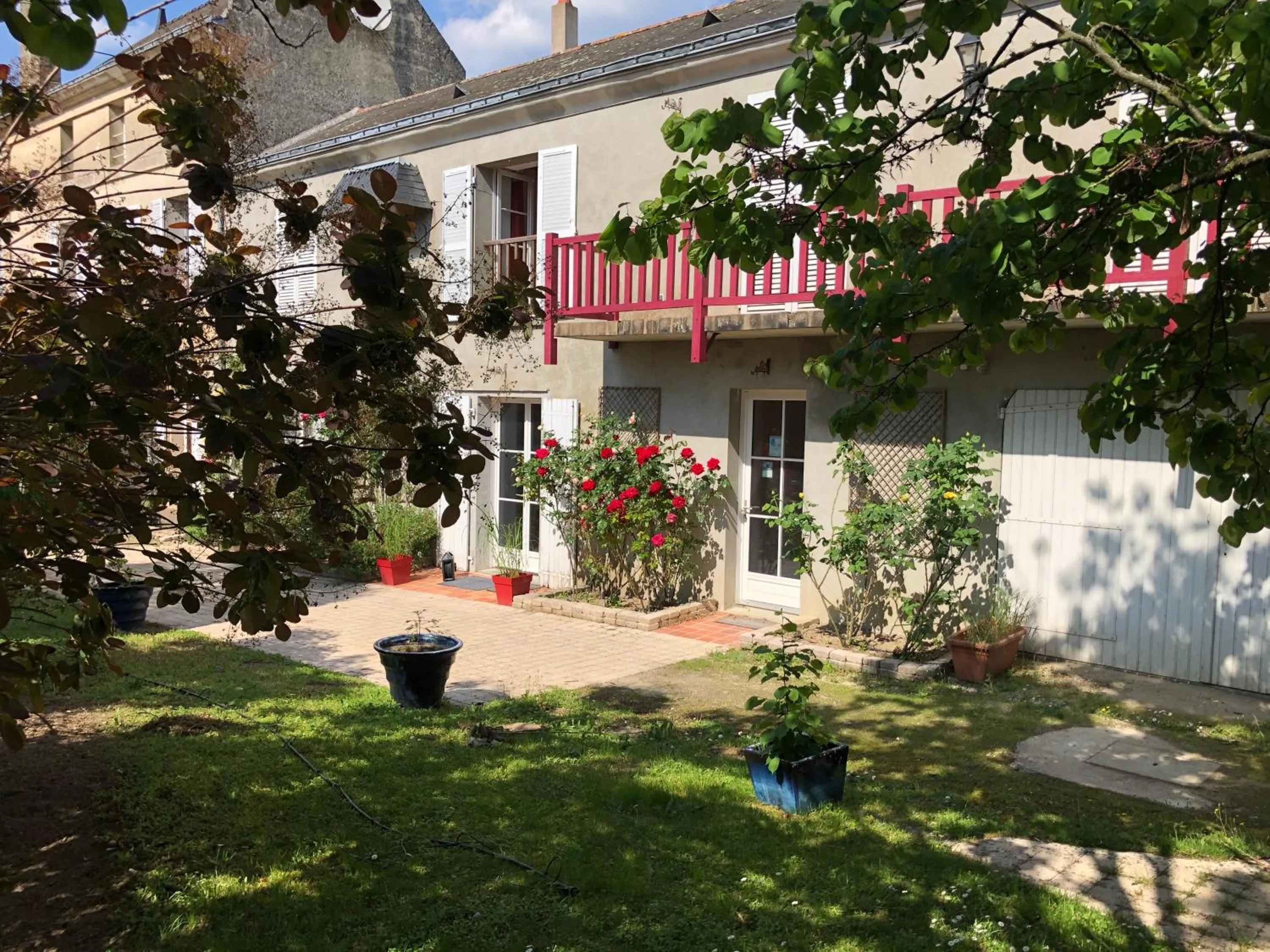 Garden view in Le Chai De La Rose SPA et Séances Bien être