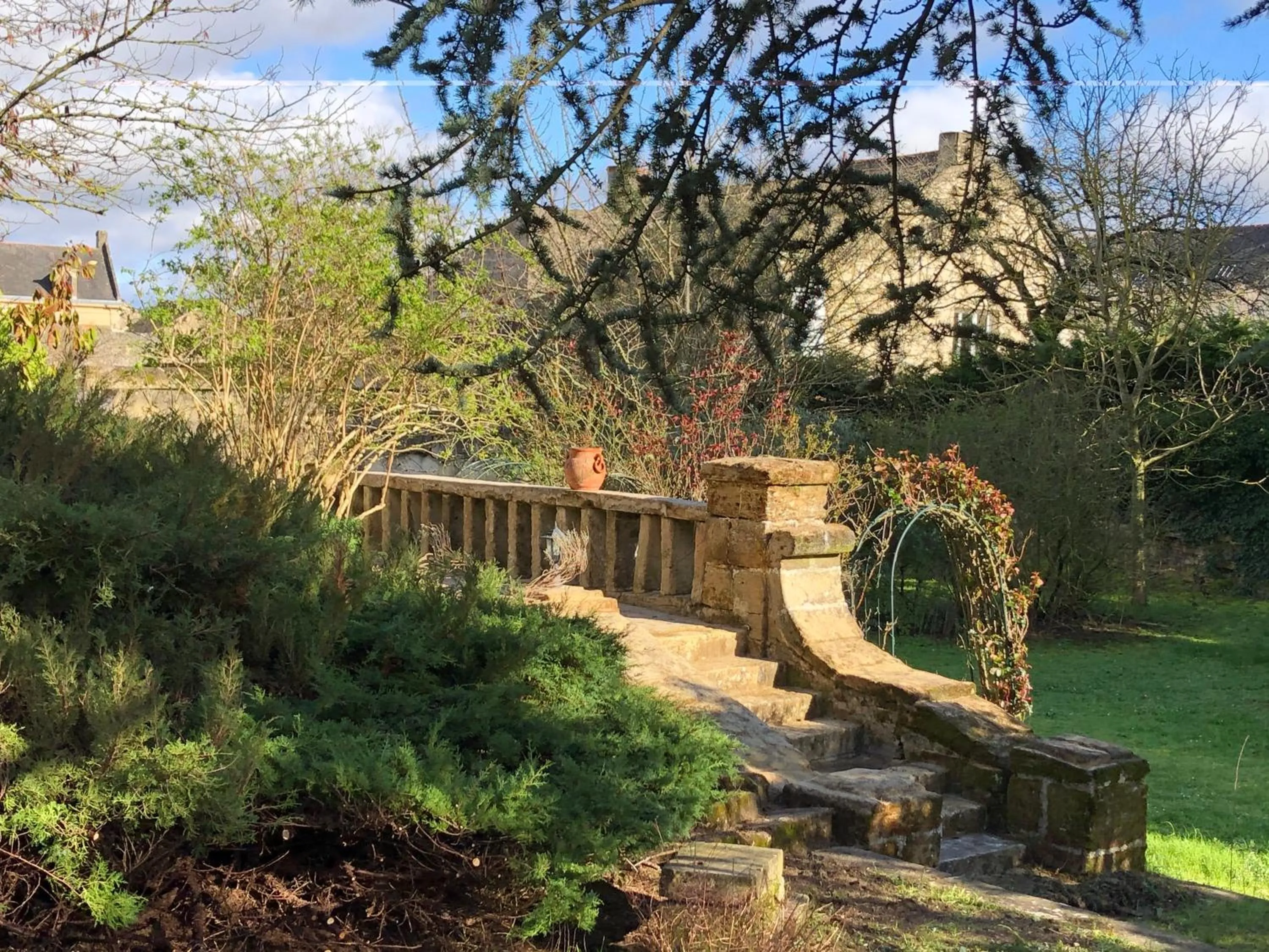 Garden view in Le Chai De La Rose SPA et Séances Bien être