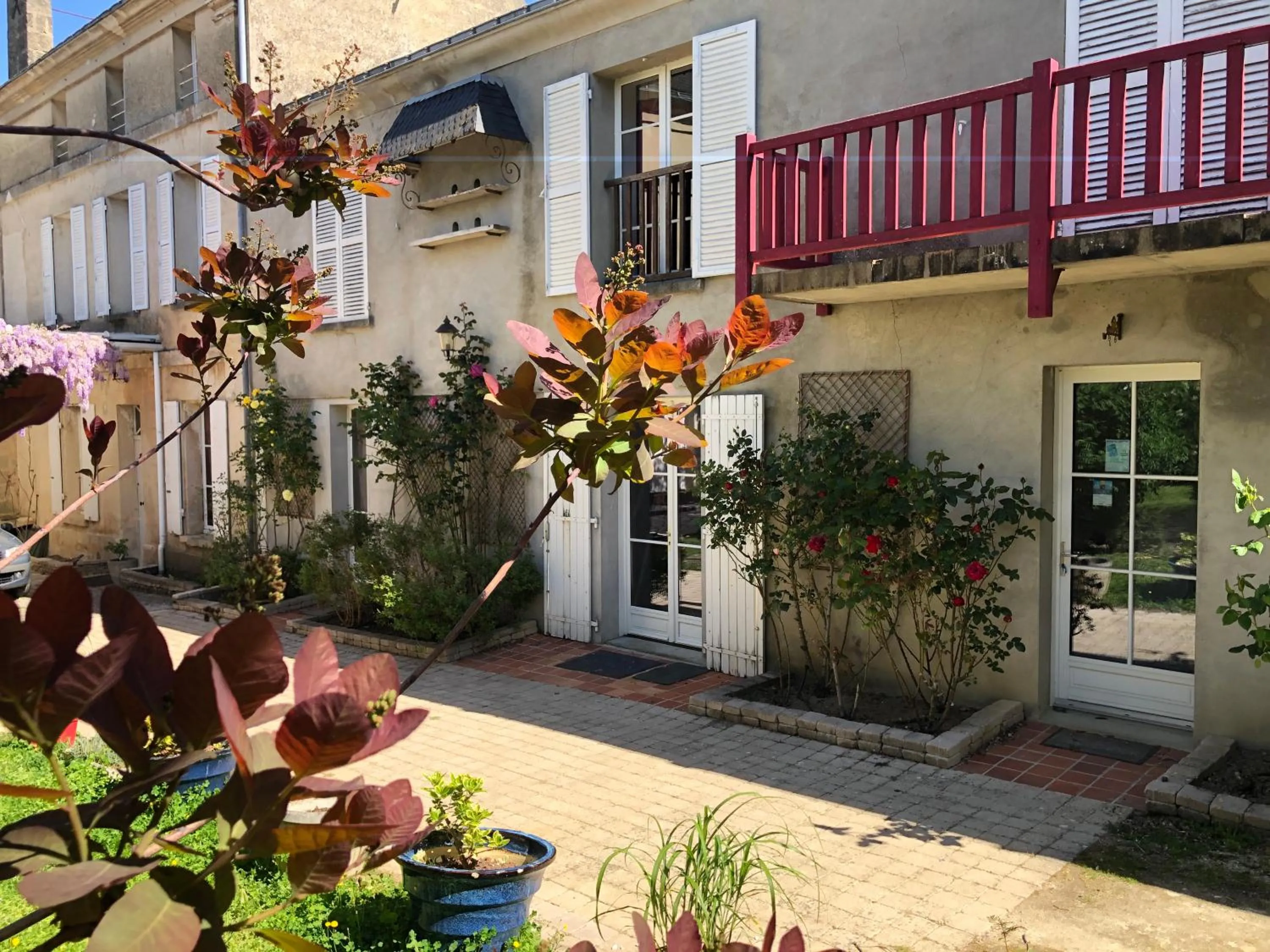 Property building in Le Chai De La Rose SPA et Séances Bien être