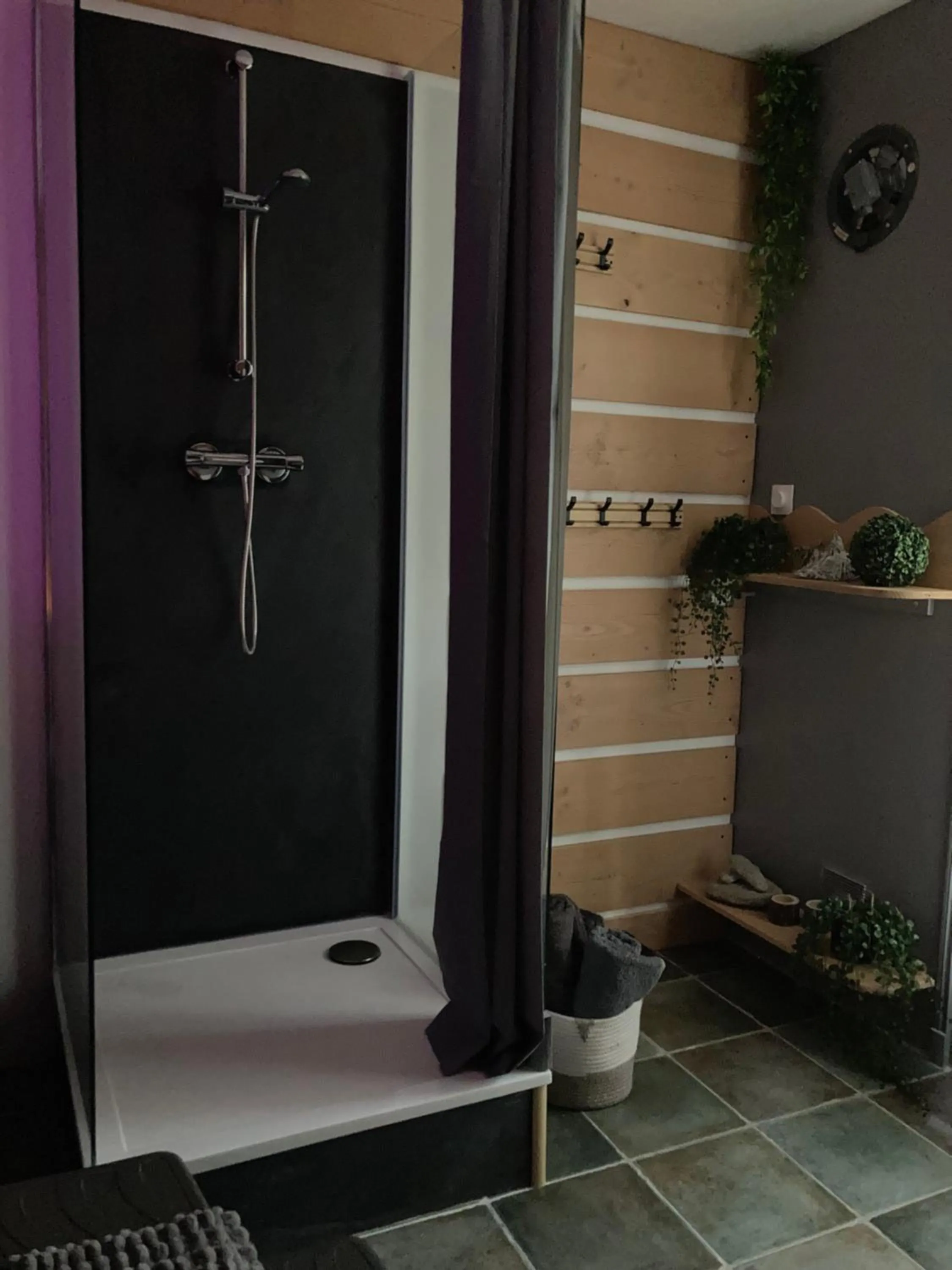 Hot Tub in Le Chai De La Rose SPA et Séances Bien être