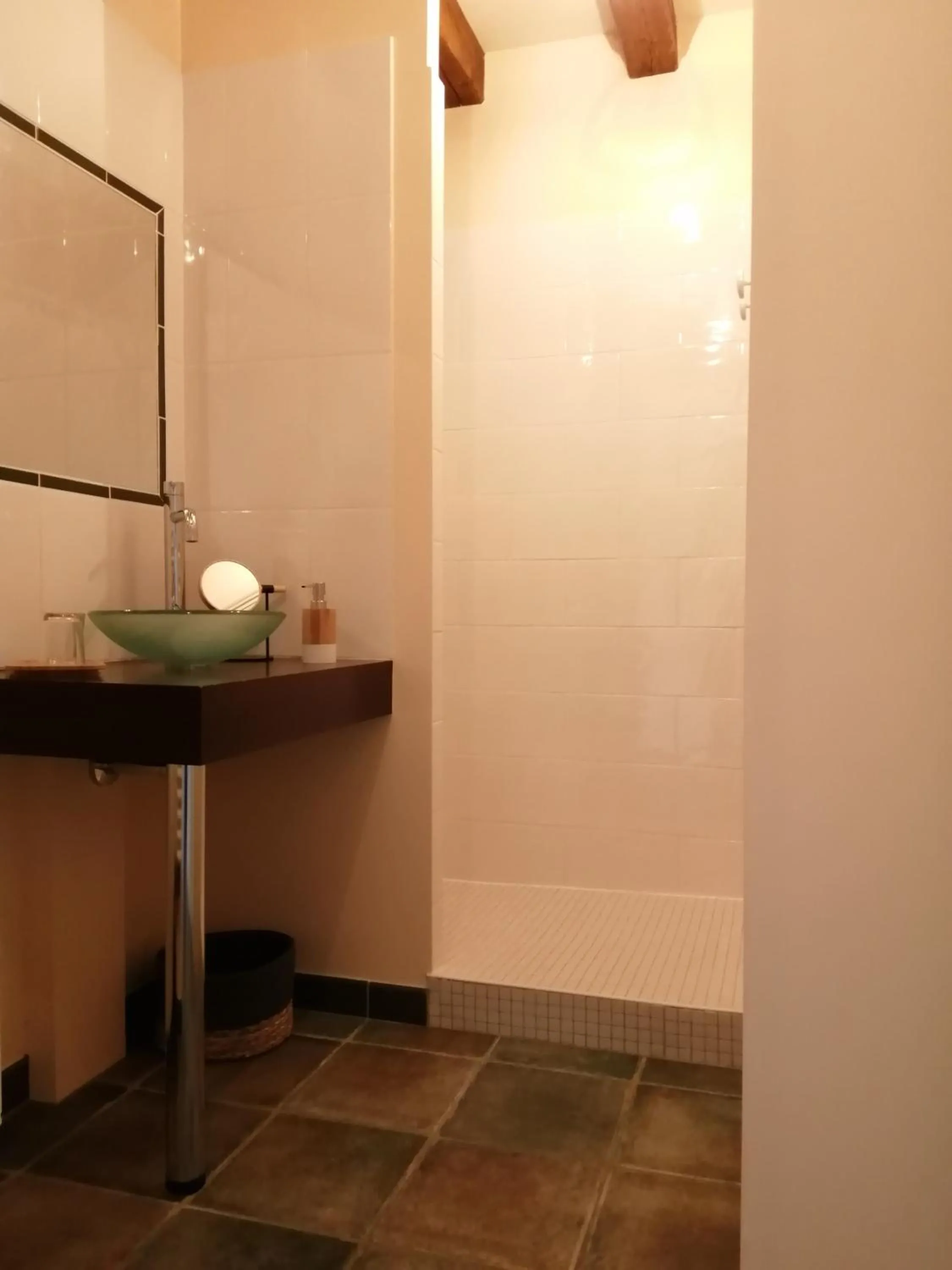 Bathroom in Le Chai De La Rose SPA et Séances Bien être