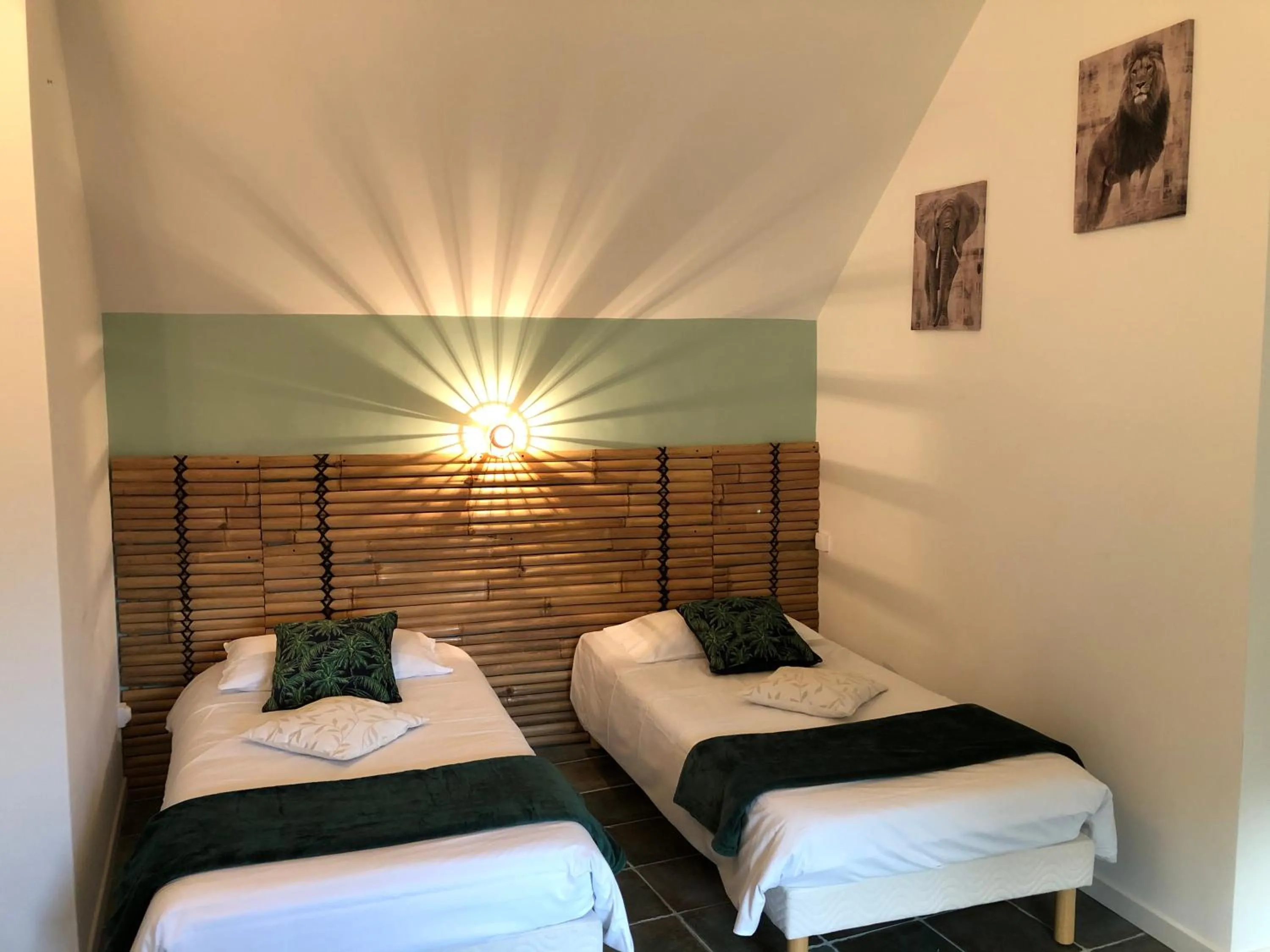 Bed in Le Chai De La Rose SPA et Séances Bien être