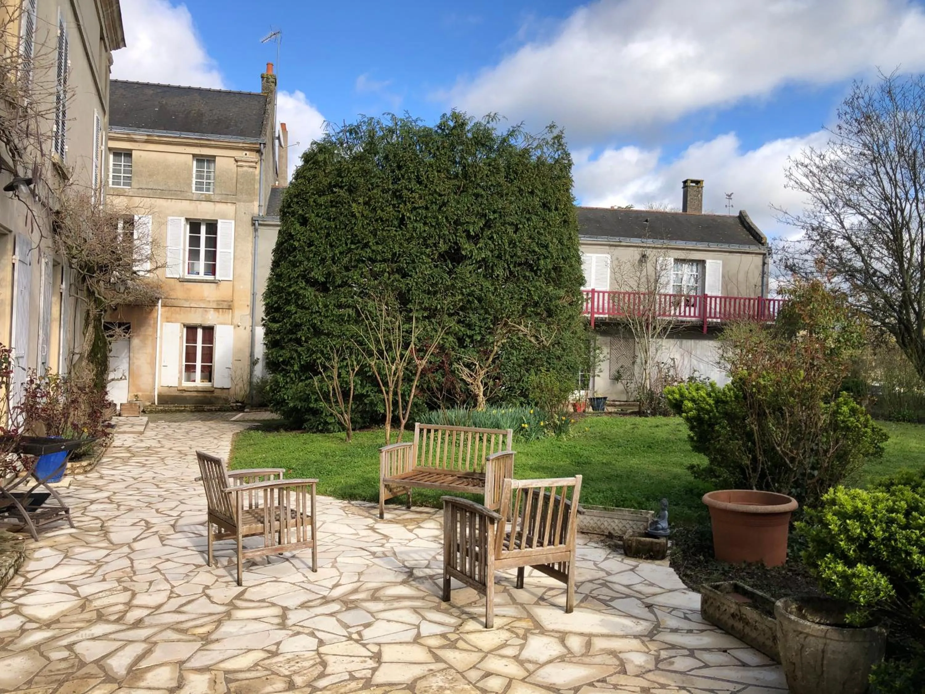 Inner courtyard view in Le Chai De La Rose SPA et Séances Bien être