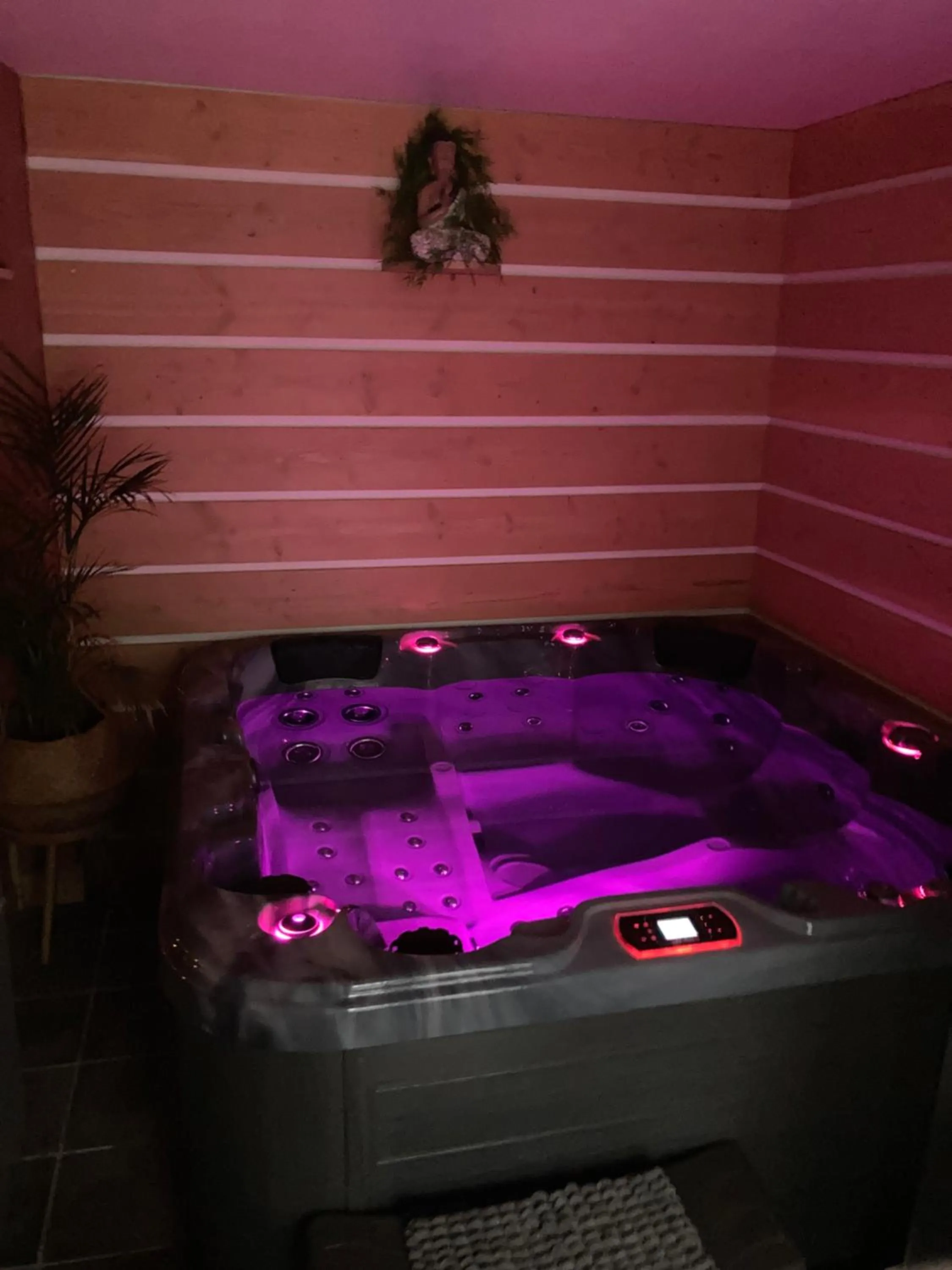 Hot Tub in Le Chai De La Rose SPA et Séances Bien être