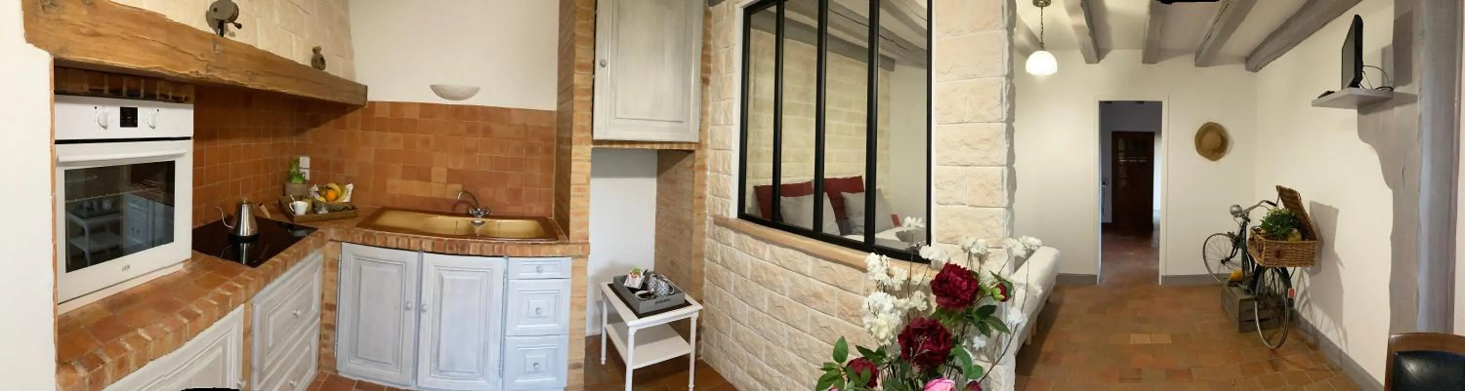 Kitchen or kitchenette in Le Chai De La Rose SPA et Séances Bien être