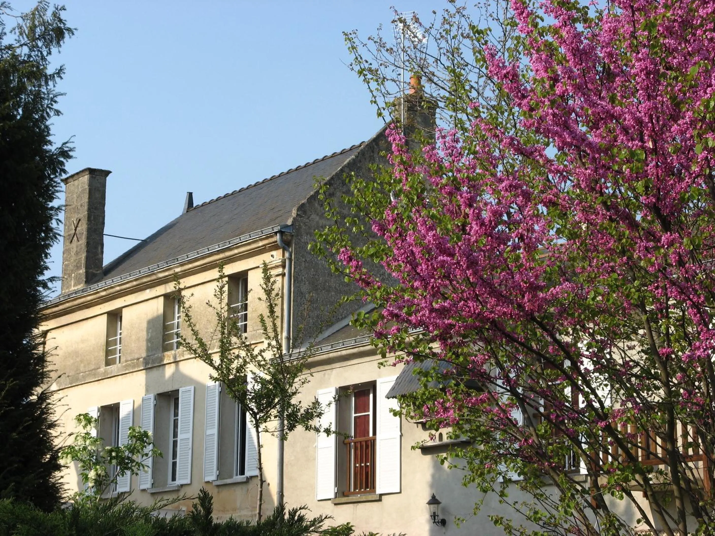 Property building in Le Chai De La Rose SPA et Séances Bien être