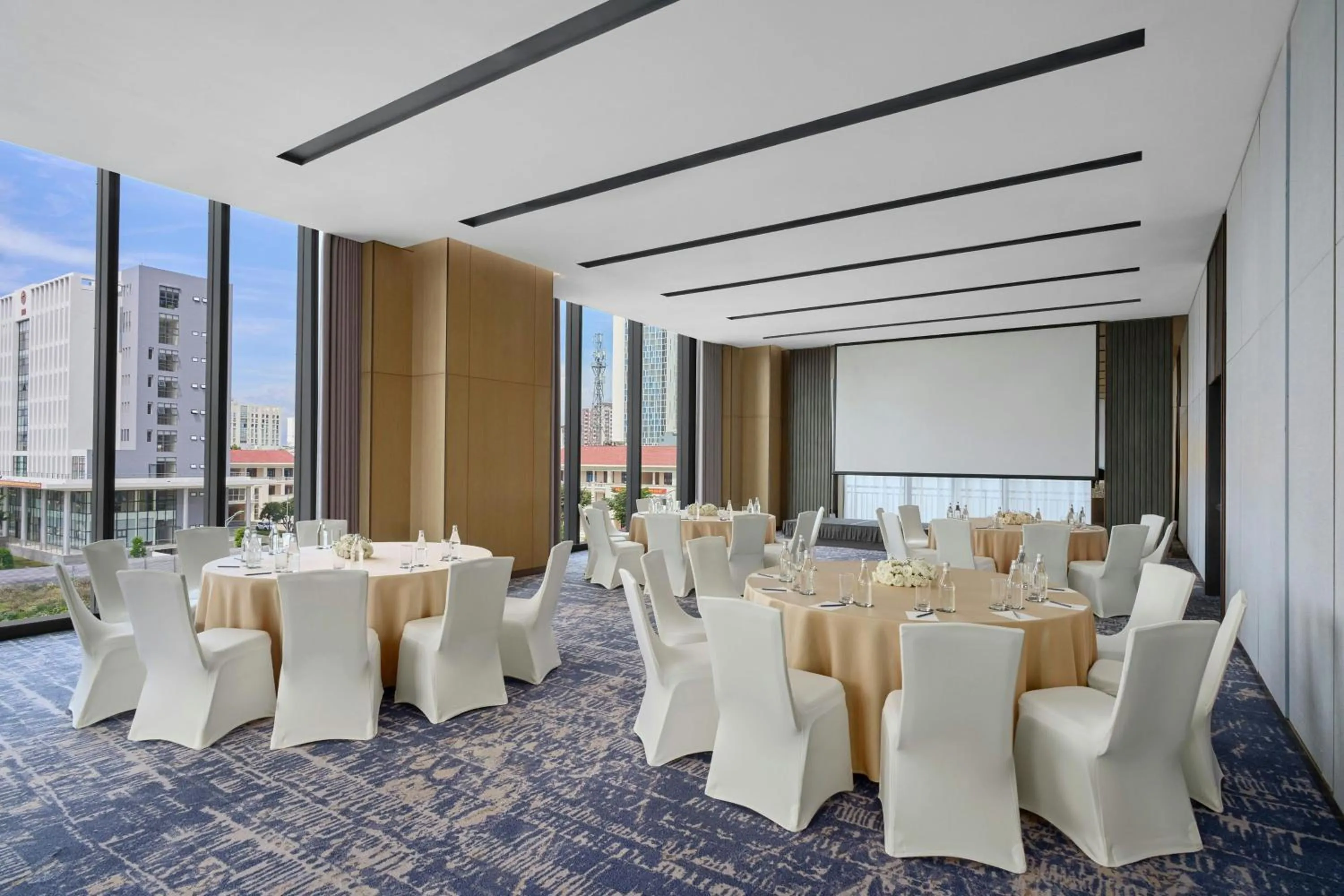 Lounge or bar in Courtyard by Marriott Danang Han River