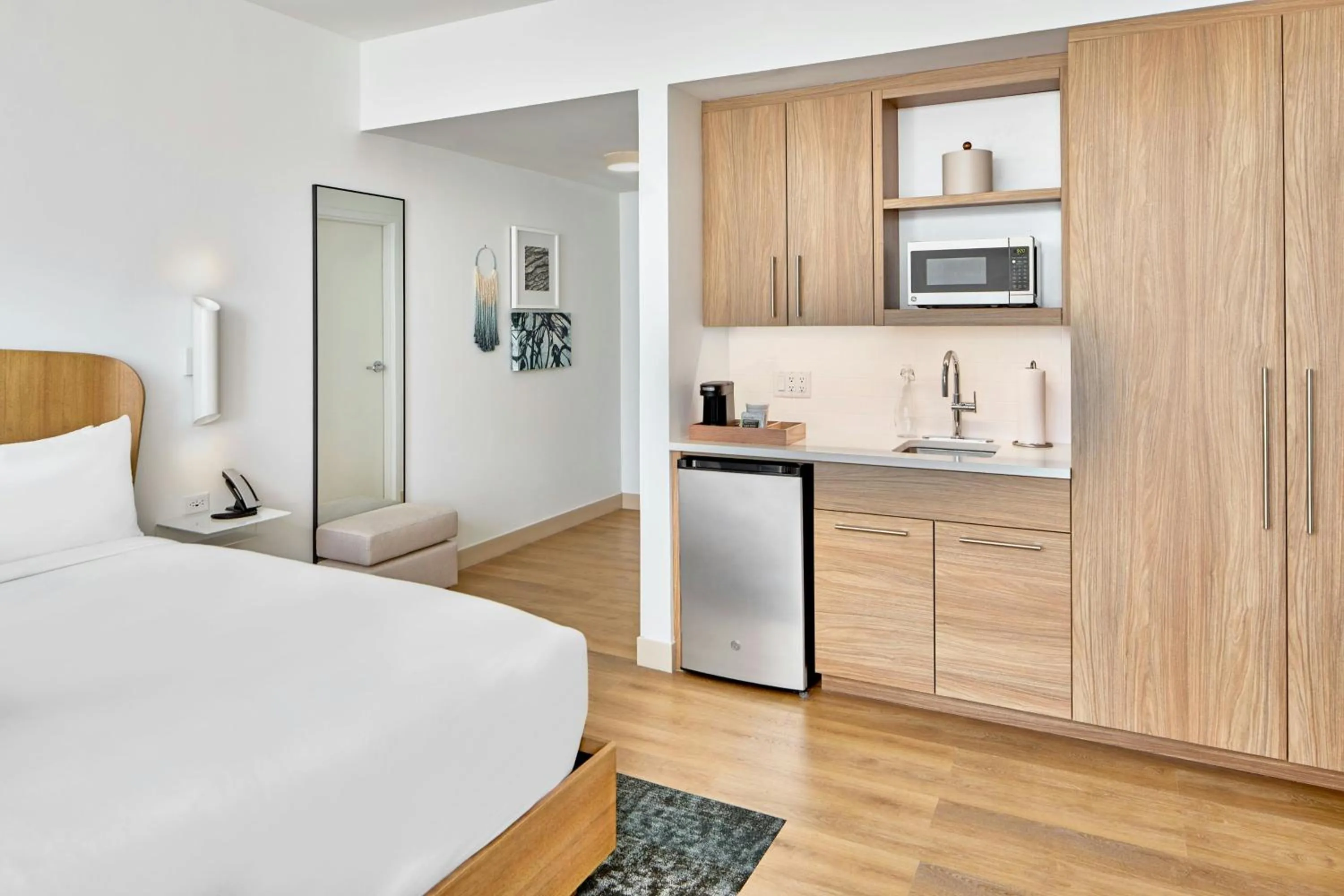 Photo of the whole room, Bed in Element Wilmington