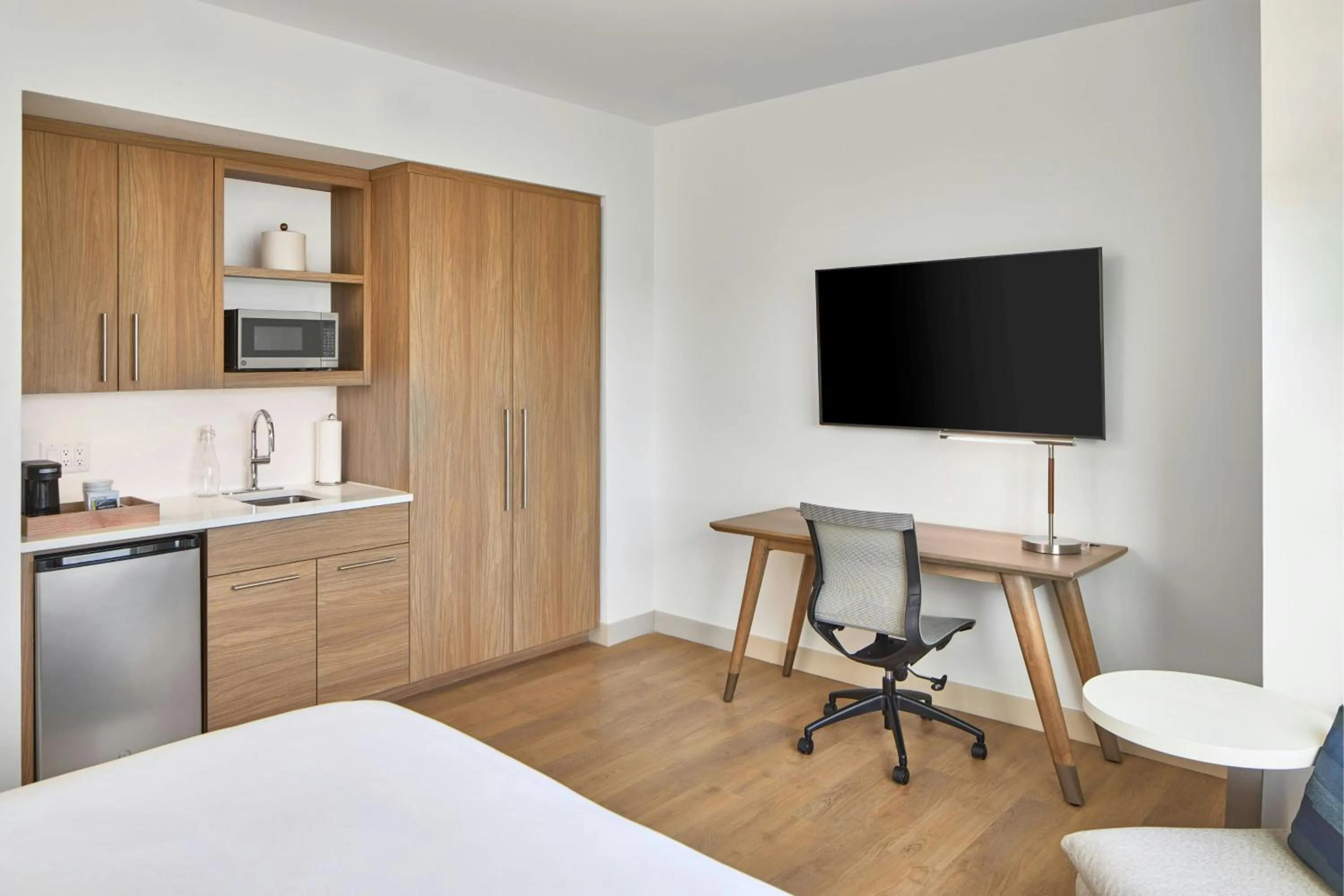 Photo of the whole room, Bed in Element Wilmington