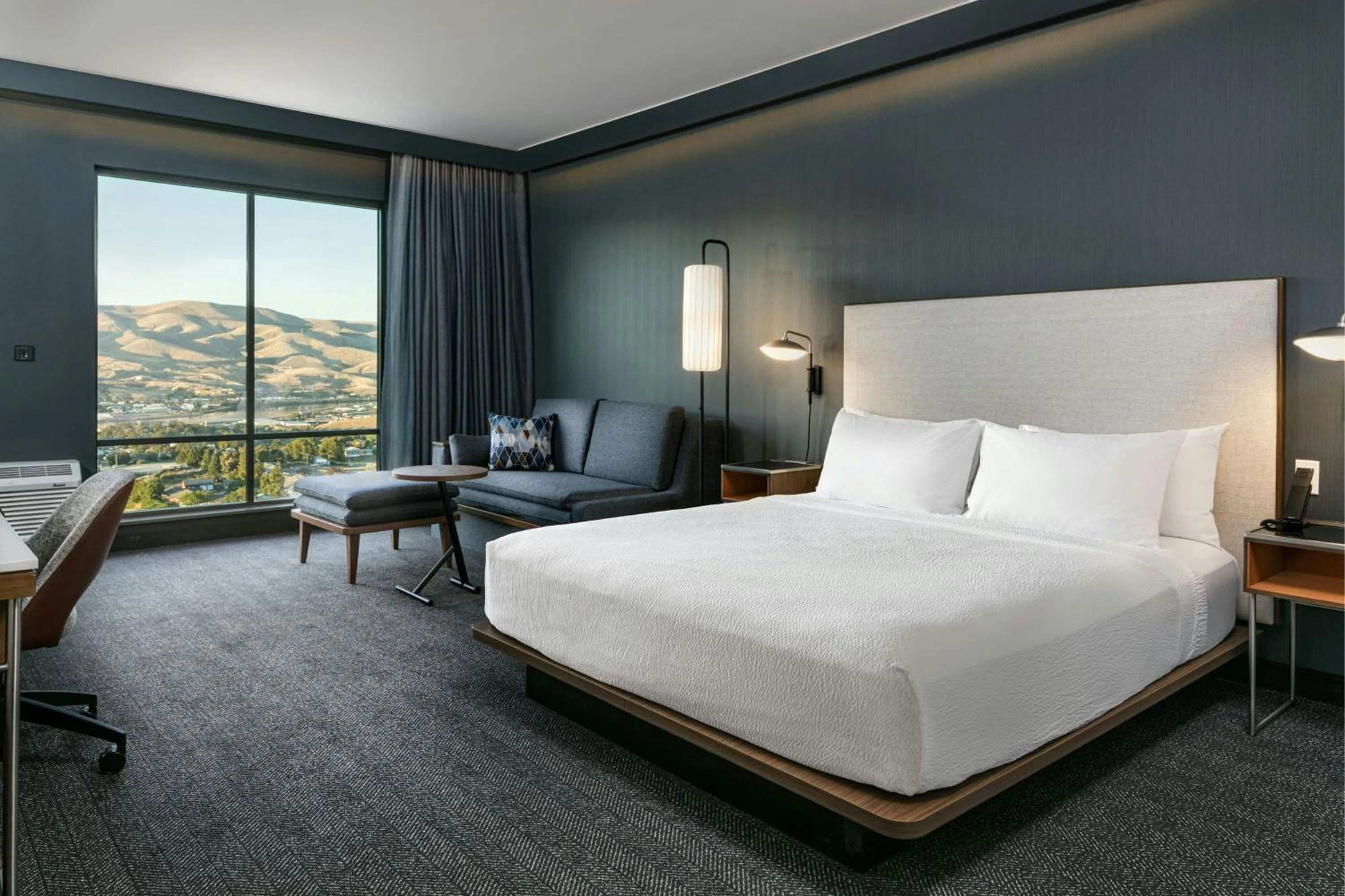 Photo of the whole room, Bed in Courtyard Lewiston