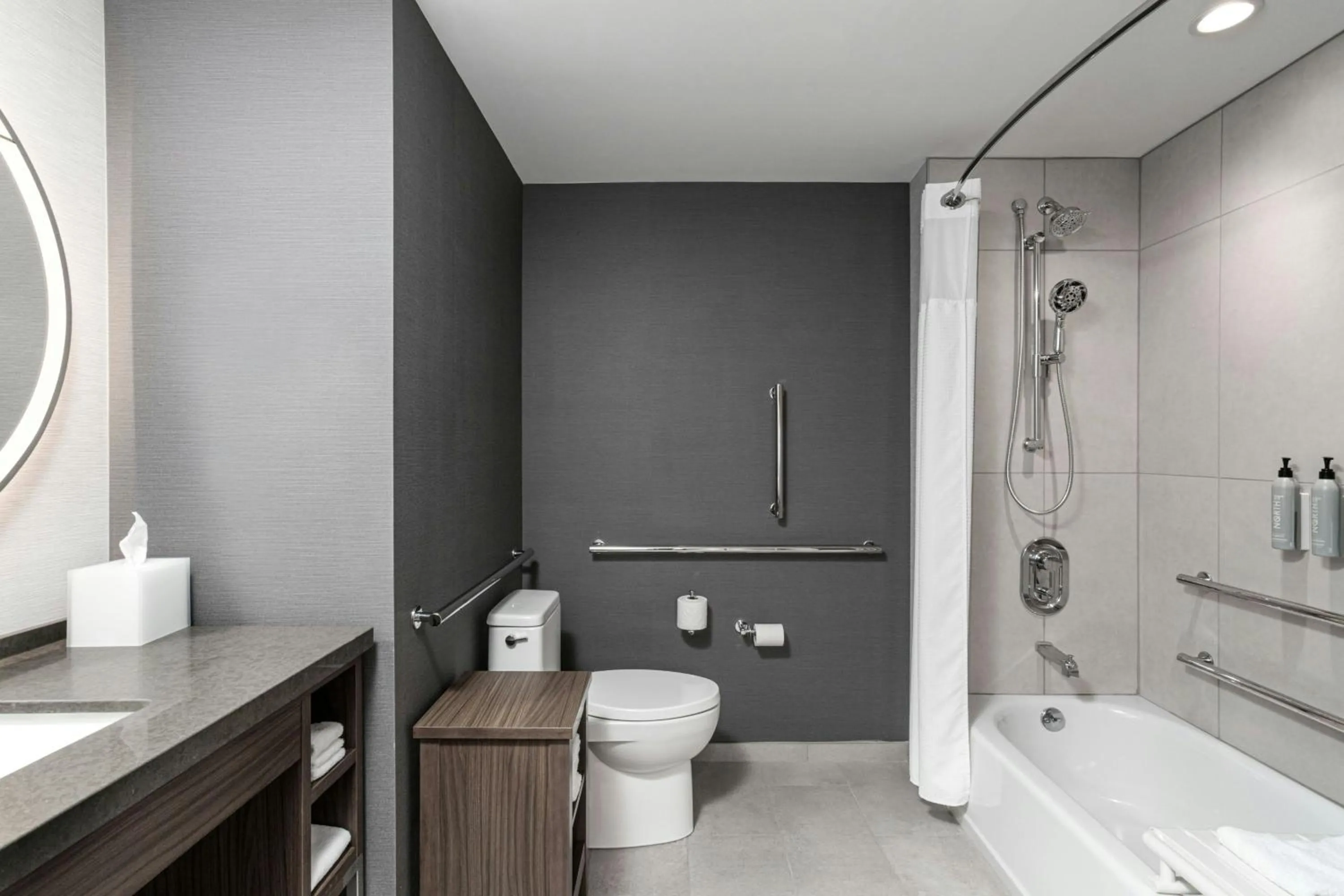 Bathroom in Courtyard Lewiston