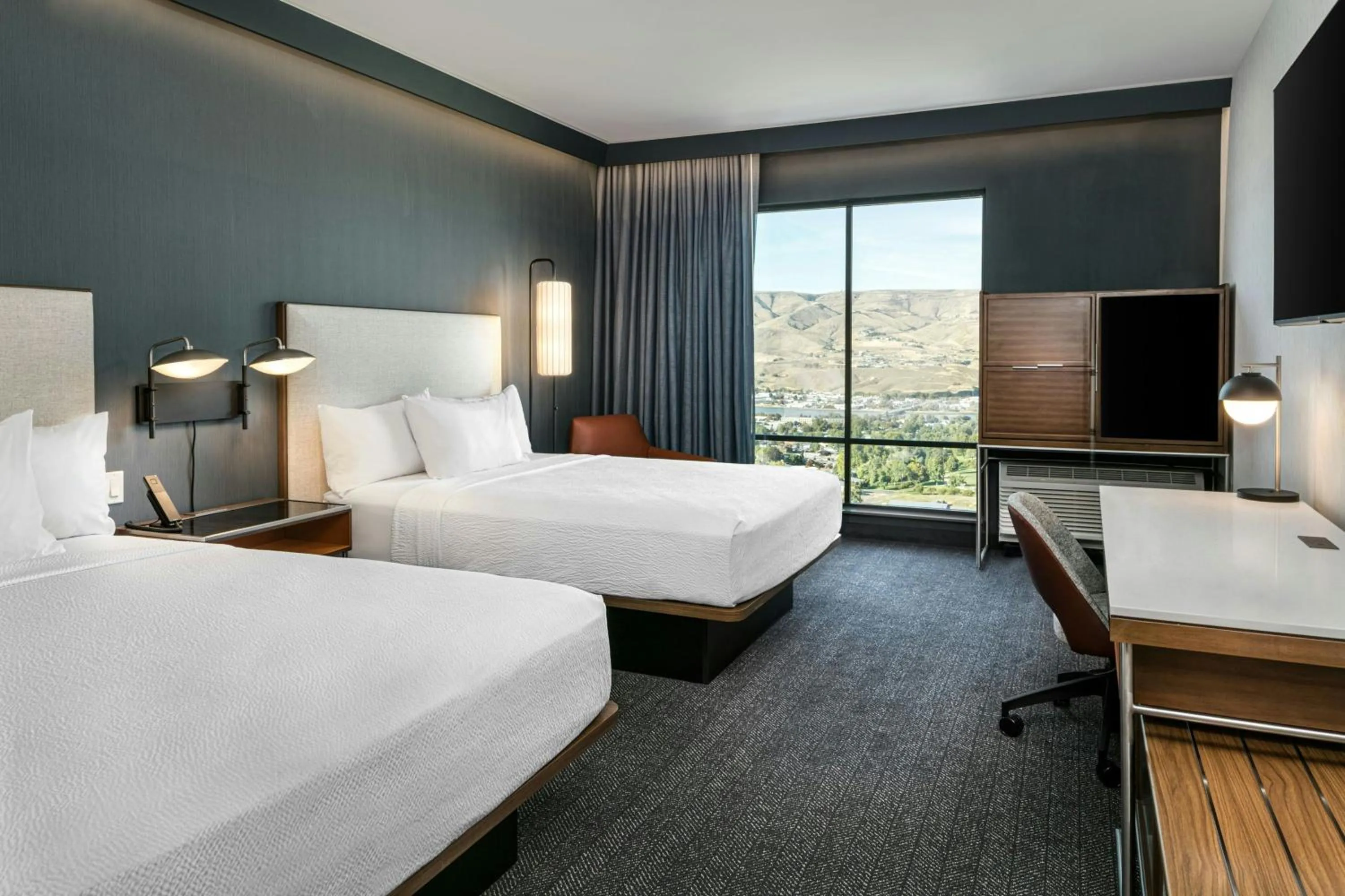 Photo of the whole room, Bed in Courtyard Lewiston