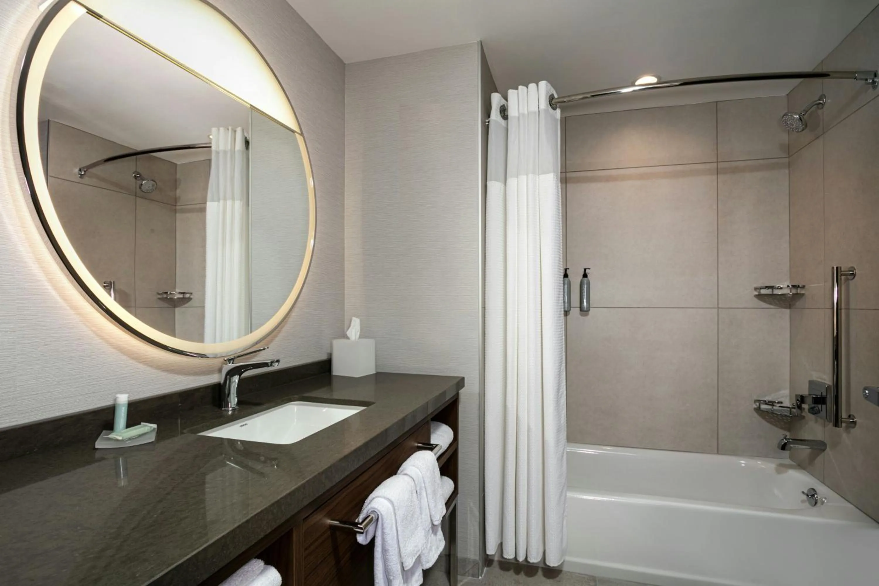 Bathroom in Courtyard Lewiston