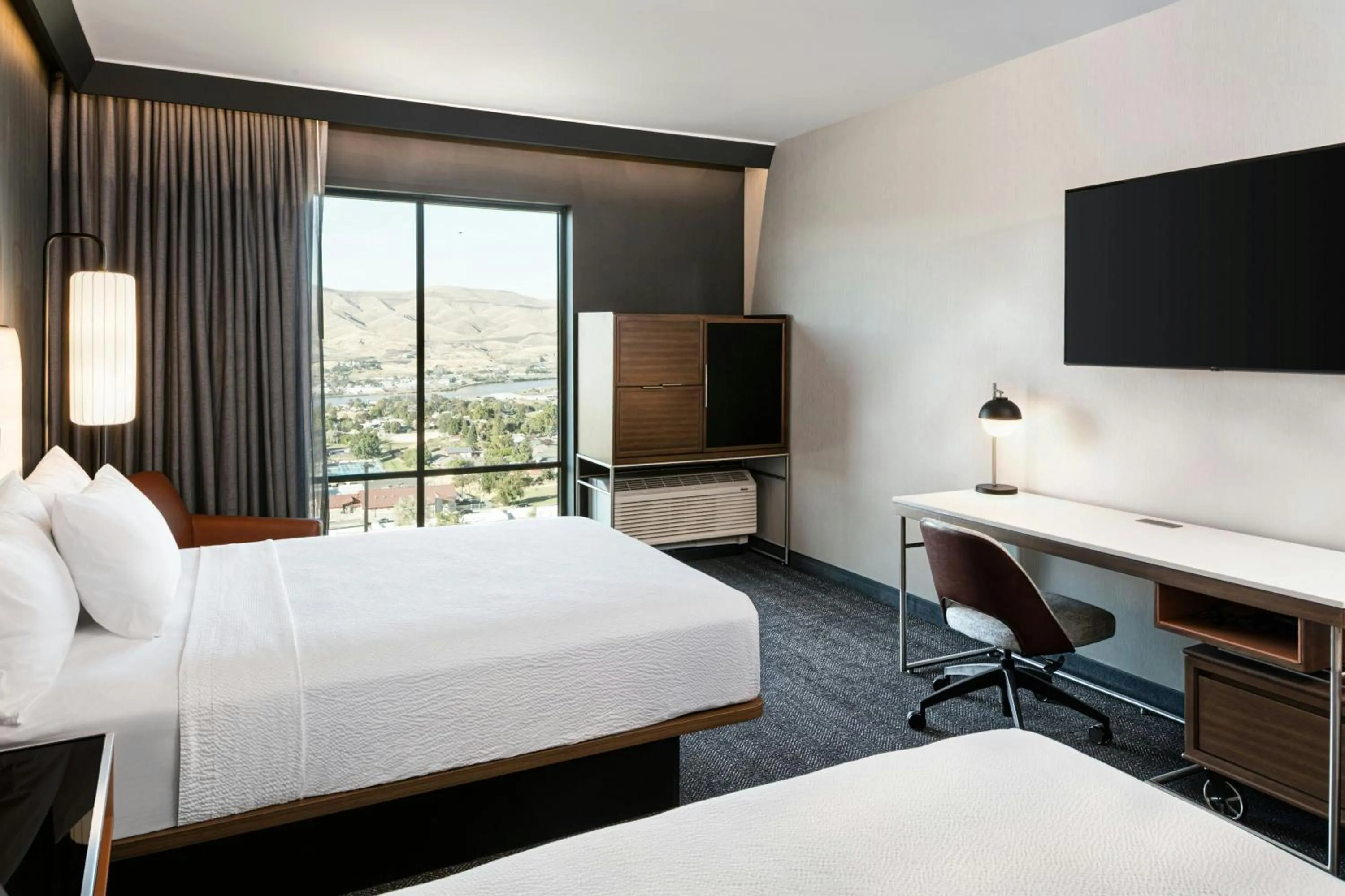 Photo of the whole room, Bed in Courtyard Lewiston