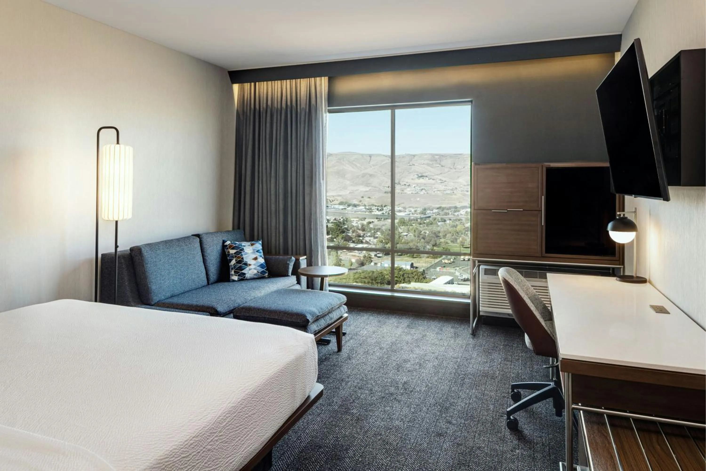 Photo of the whole room, Bed in Courtyard Lewiston