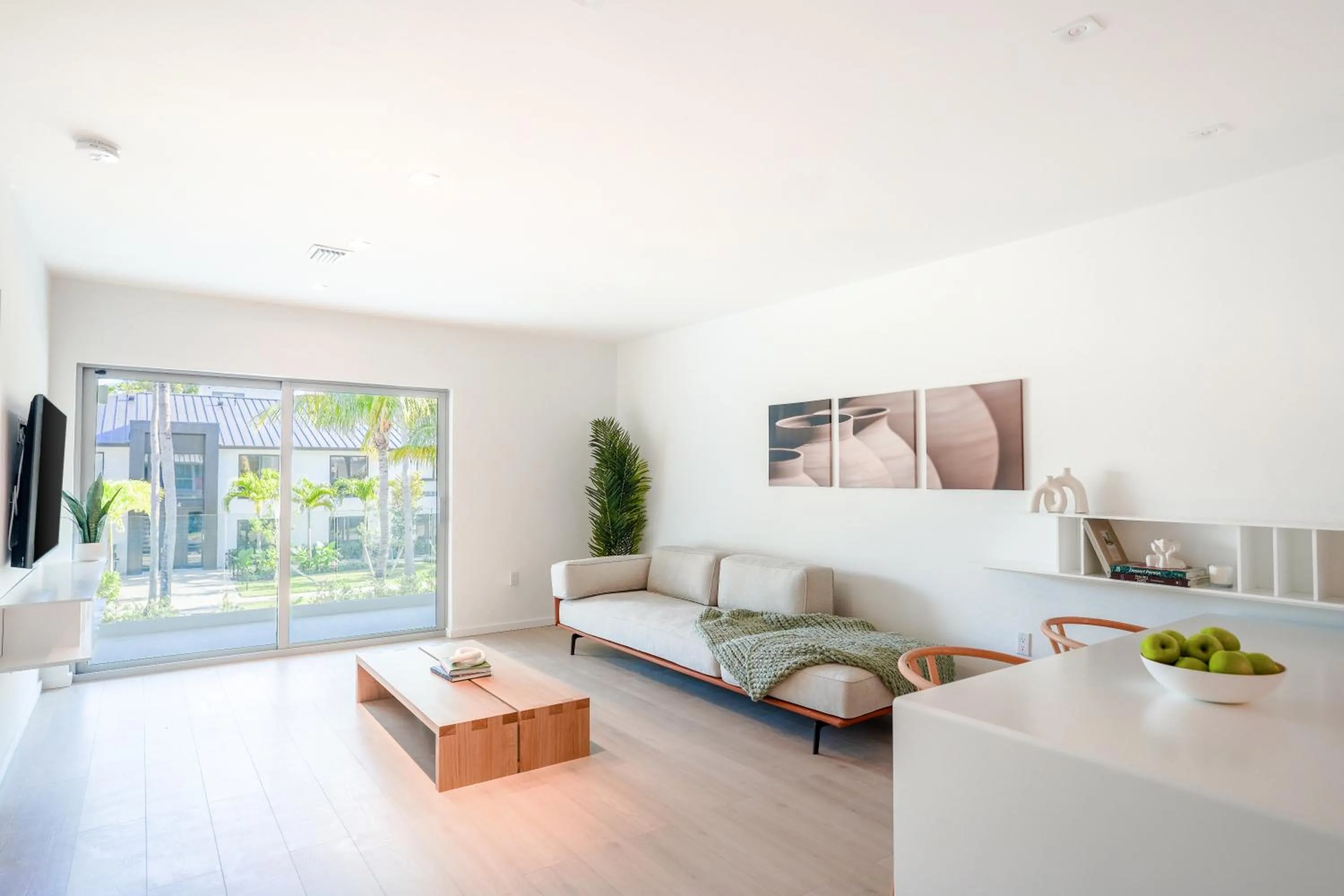 TV and multimedia in Beach Haus Key Biscayne Contemporary Apartments