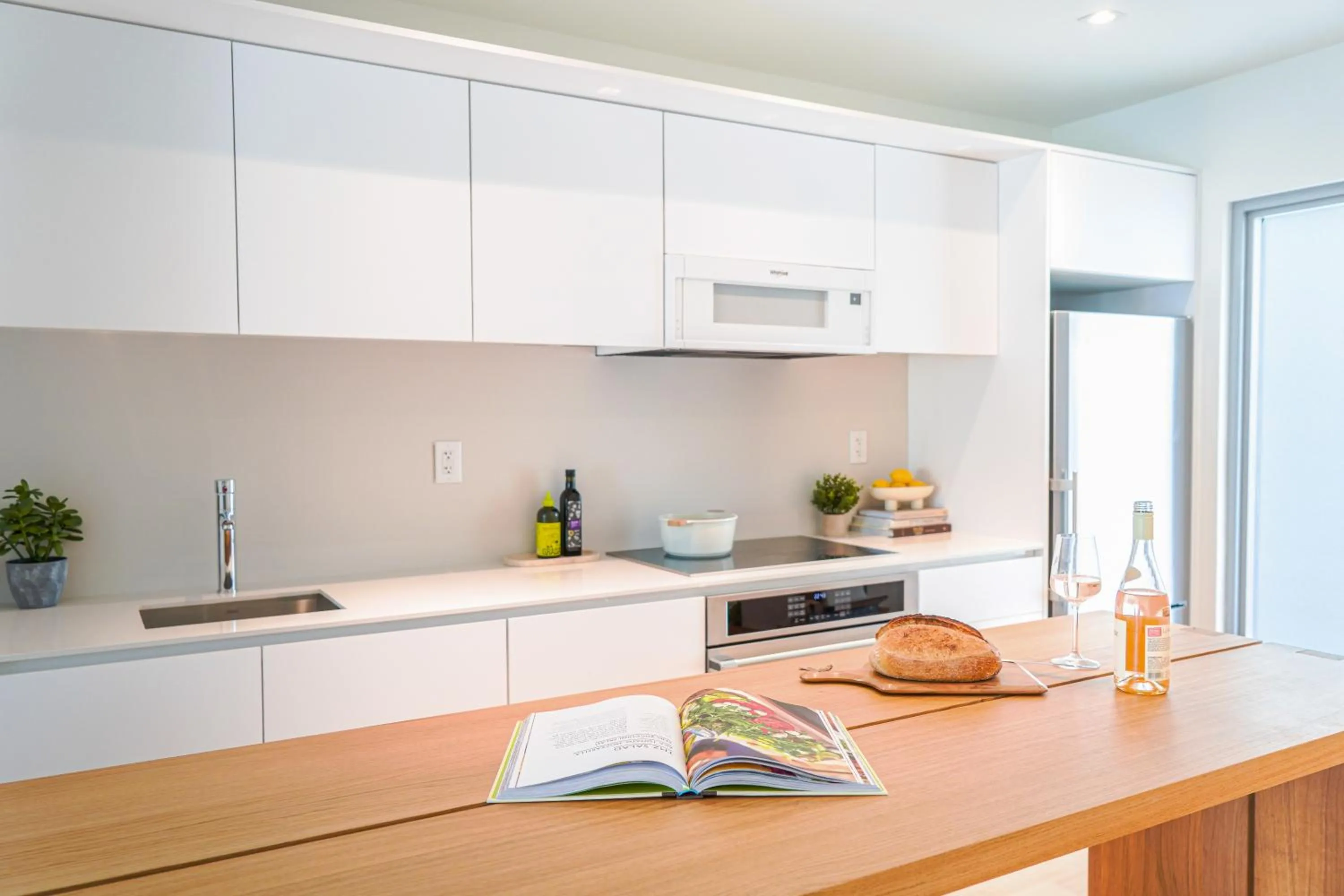 Dining area in Beach Haus Key Biscayne Contemporary Apartments