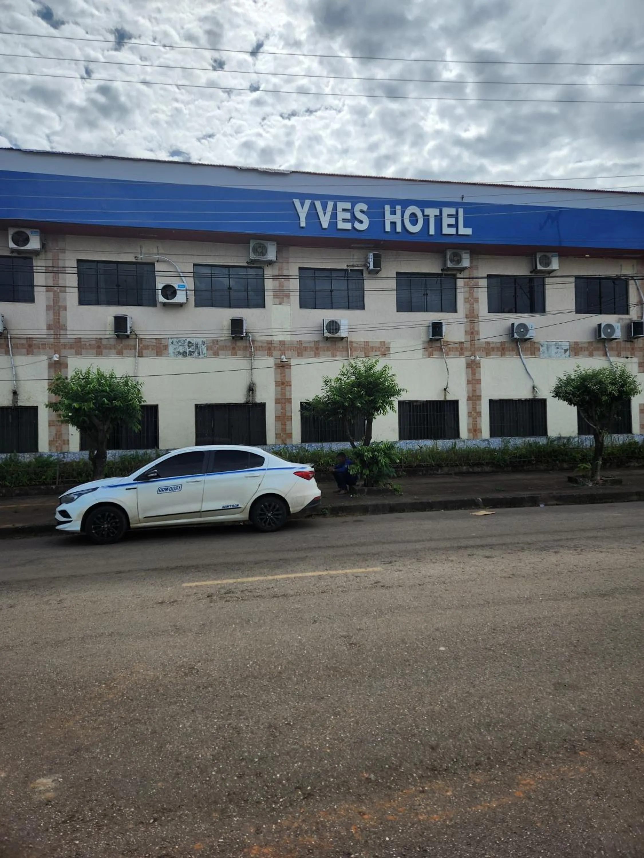 Yves Hotel