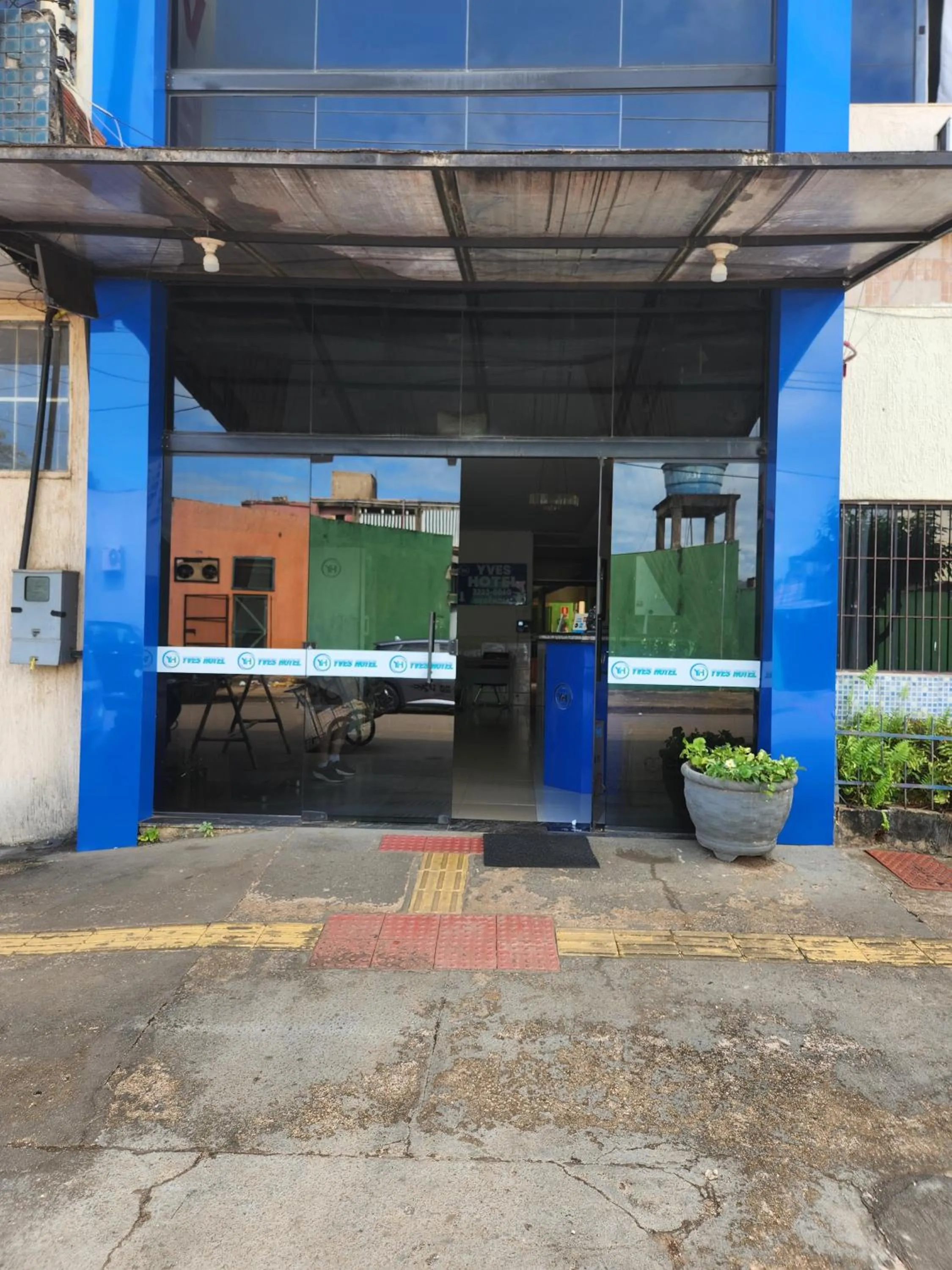 Yves Hotel