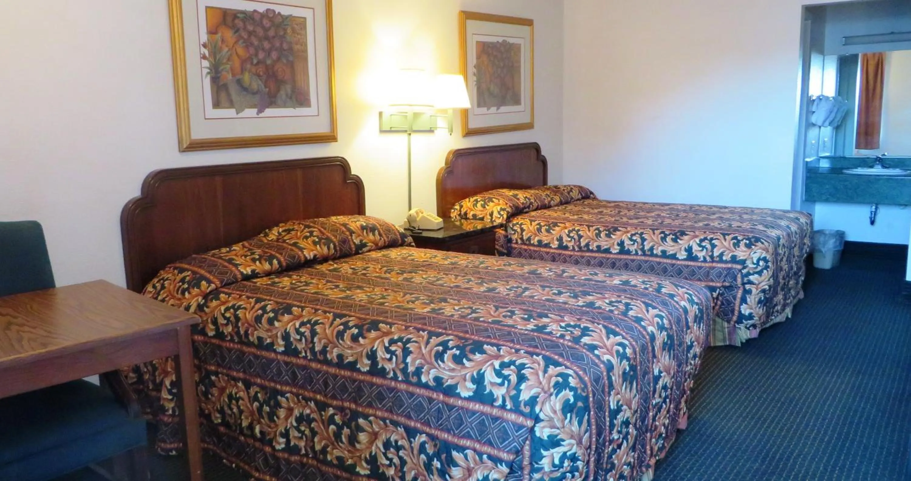 Photo of the whole room, Bed in Sherman Inn