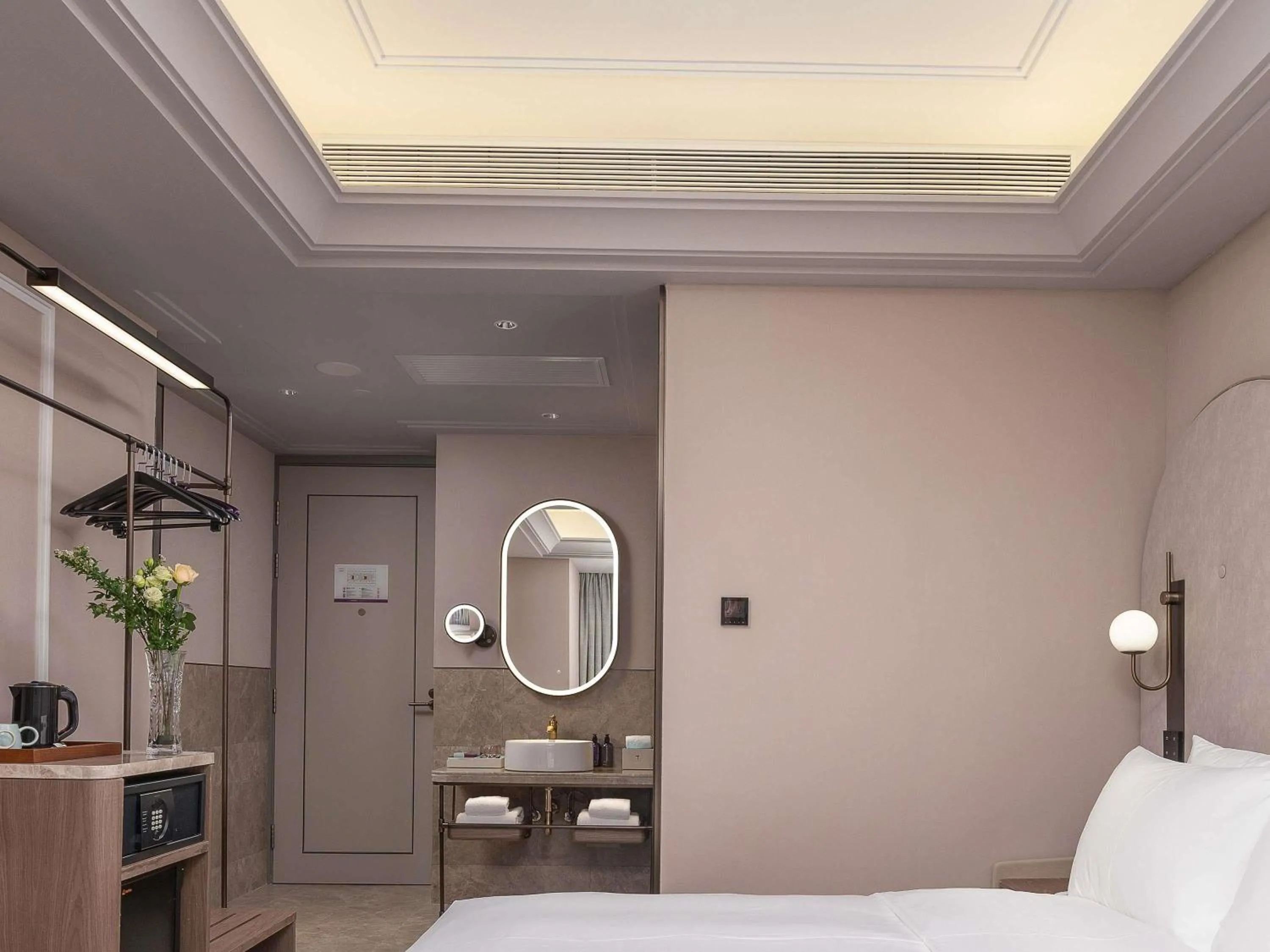 Bedroom, Bed in Mercure Guangzhou Tianhe Sports Center