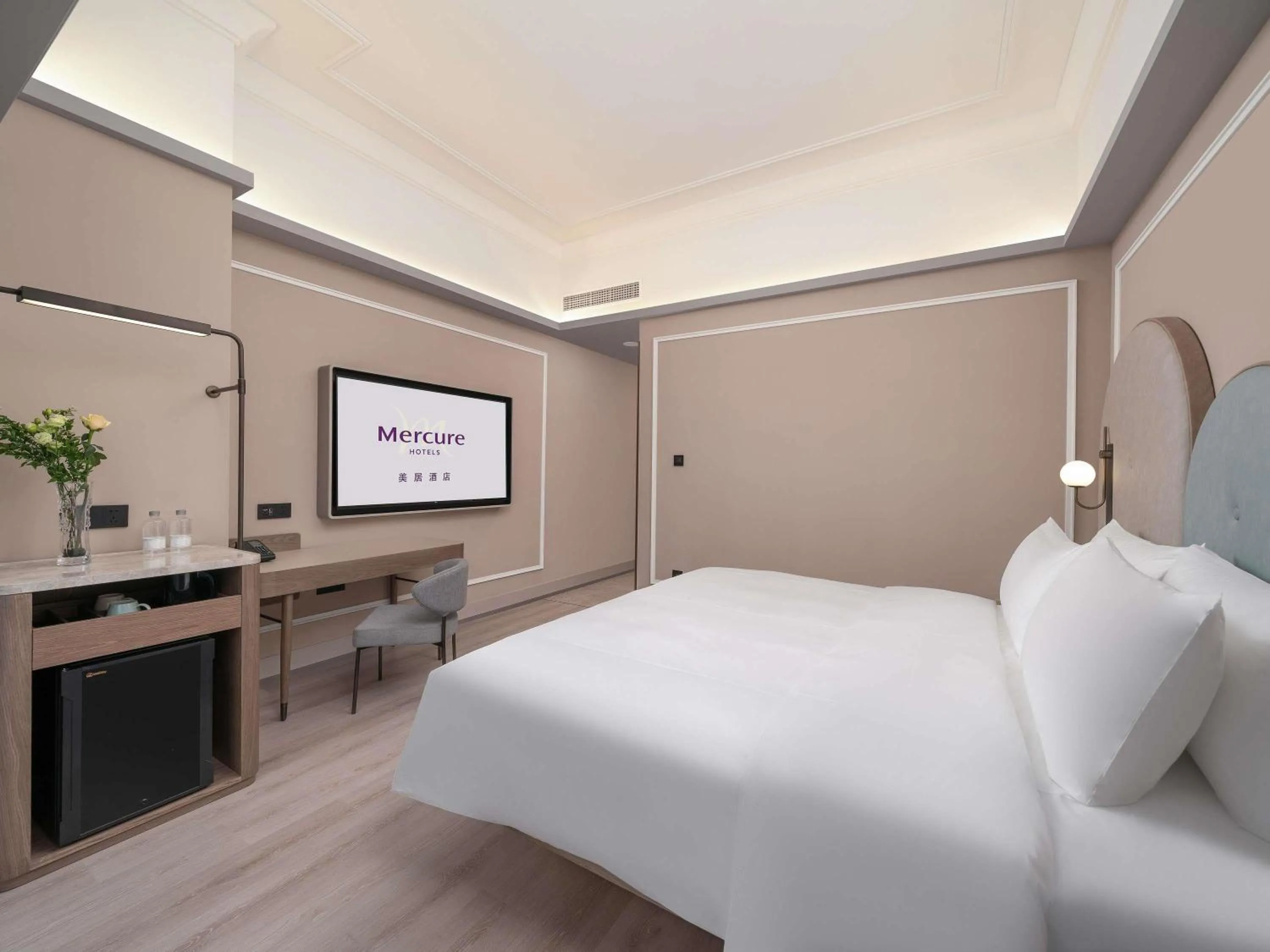 Bedroom, Bed in Mercure Guangzhou Tianhe Sports Center