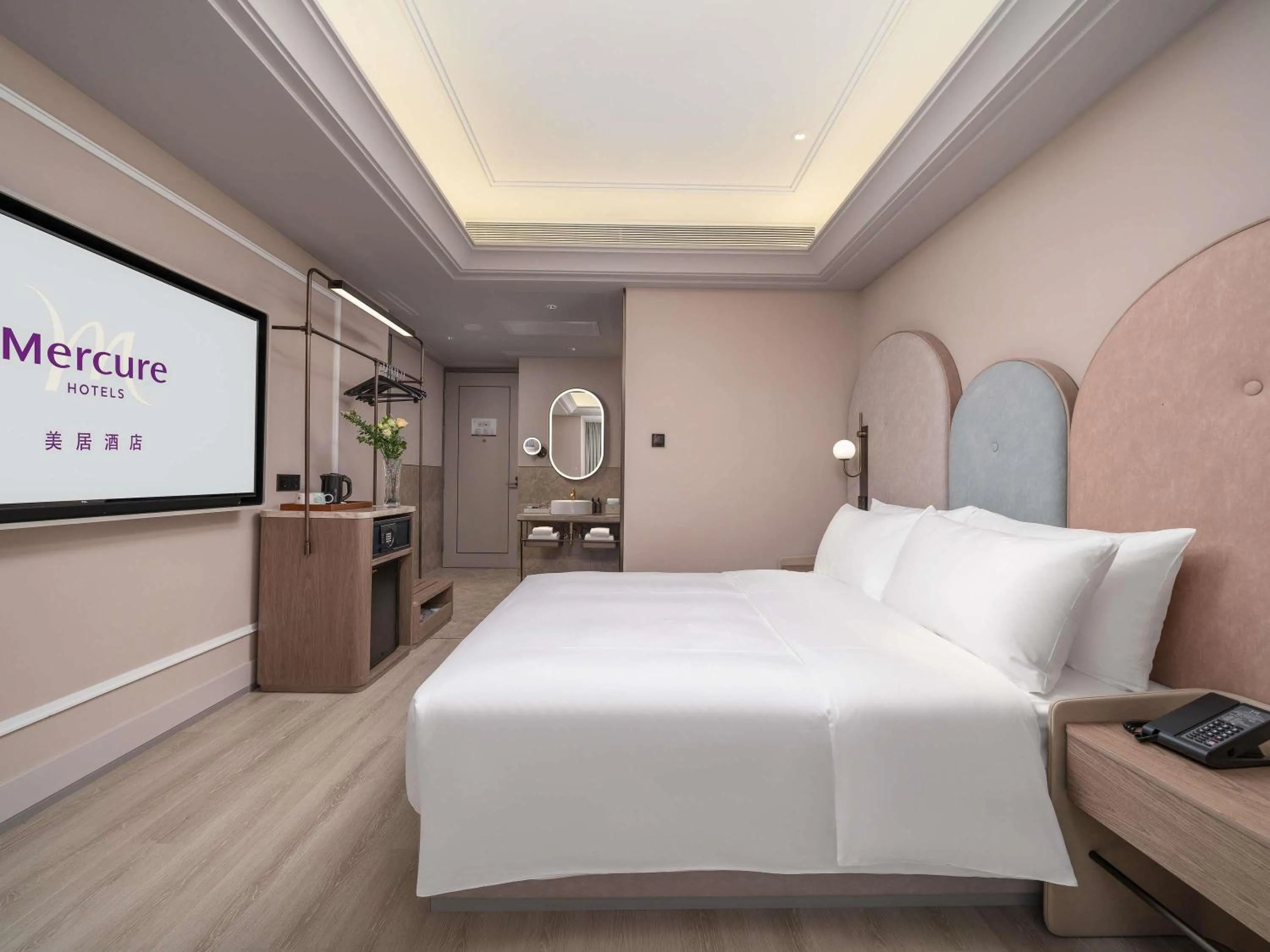 Bedroom, Bed in Mercure Guangzhou Tianhe Sports Center