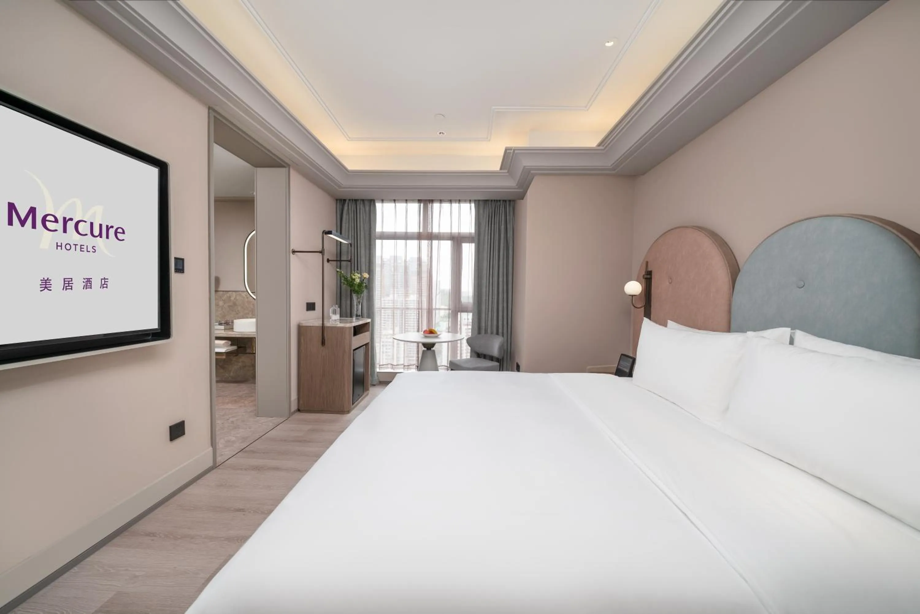 TV and multimedia, Bed in Mercure Guangzhou Tianhe Sports Center