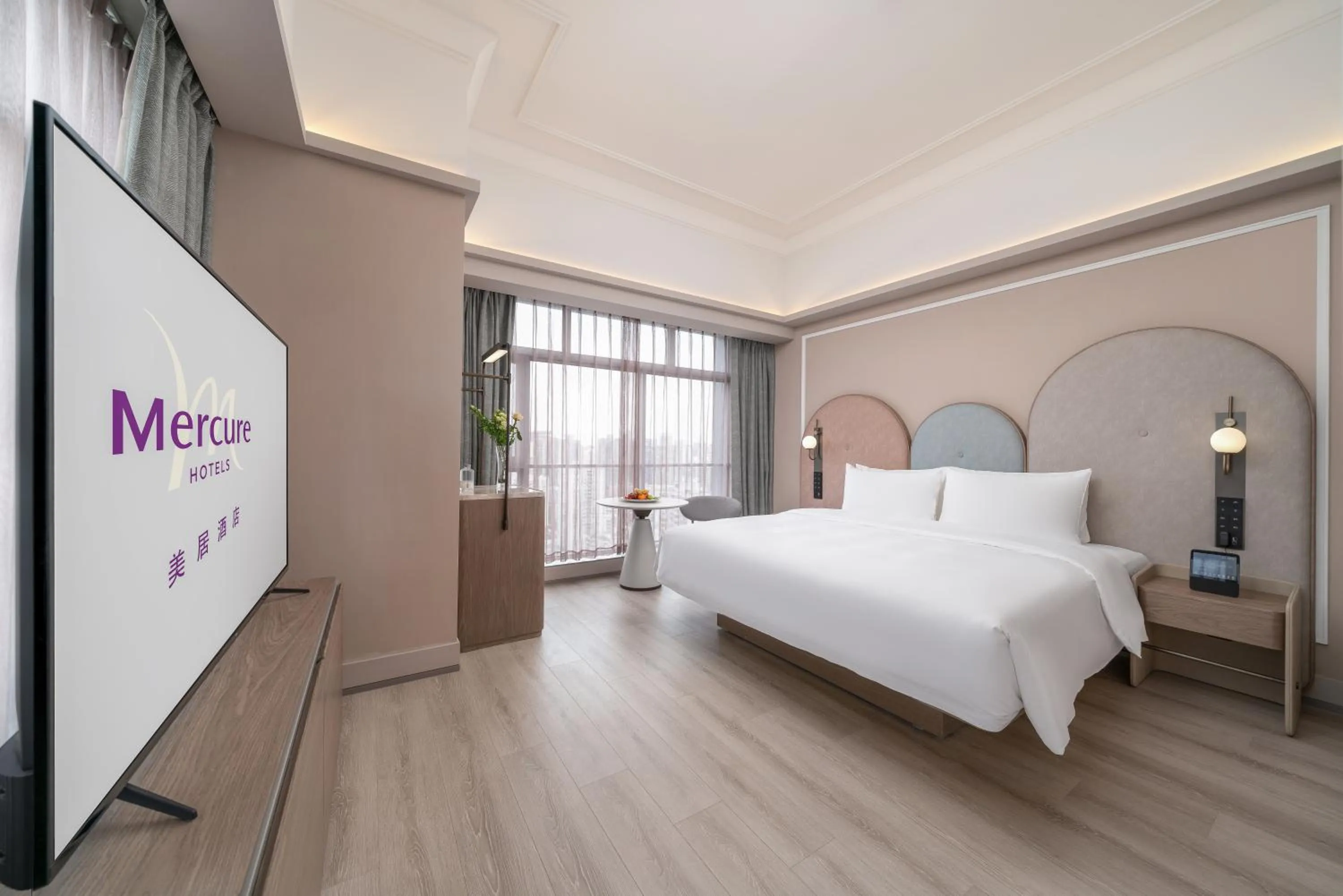 Communal lounge/ TV room, Bed in Mercure Guangzhou Tianhe Sports Center