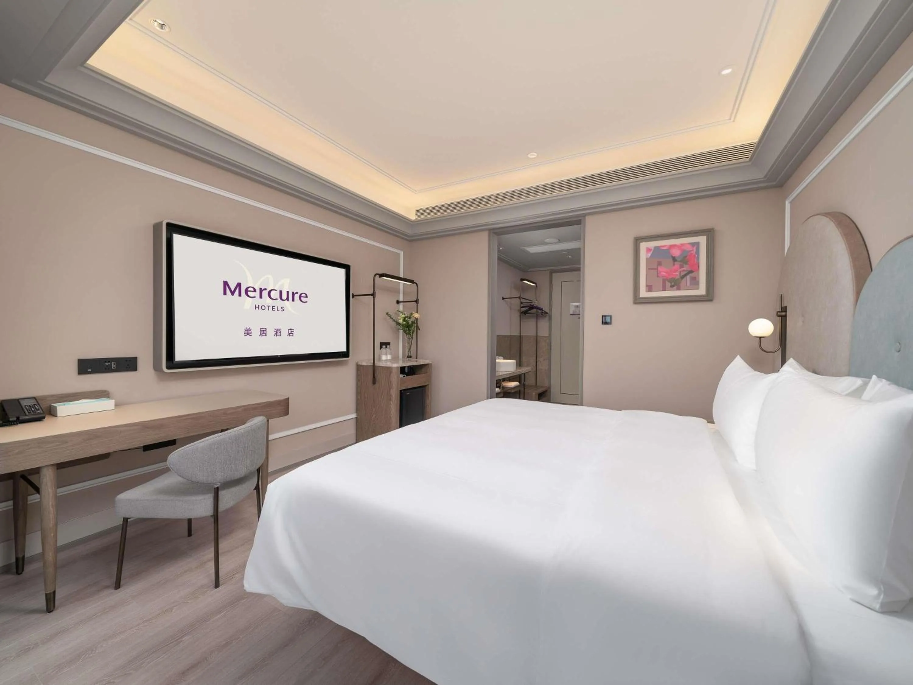 Bedroom, Bed in Mercure Guangzhou Tianhe Sports Center