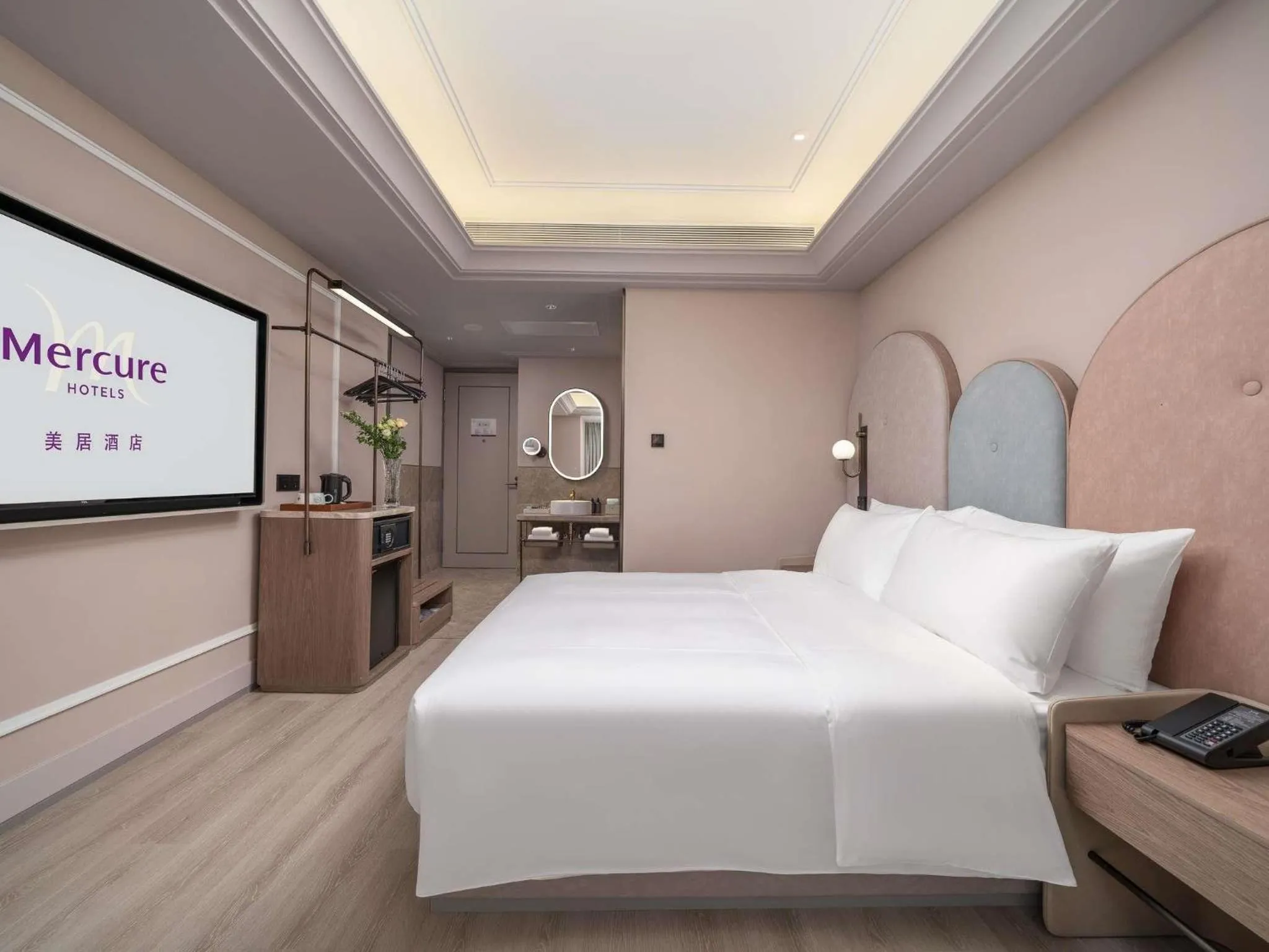 Bedroom, Bed in Mercure Guangzhou Tianhe Sports Center