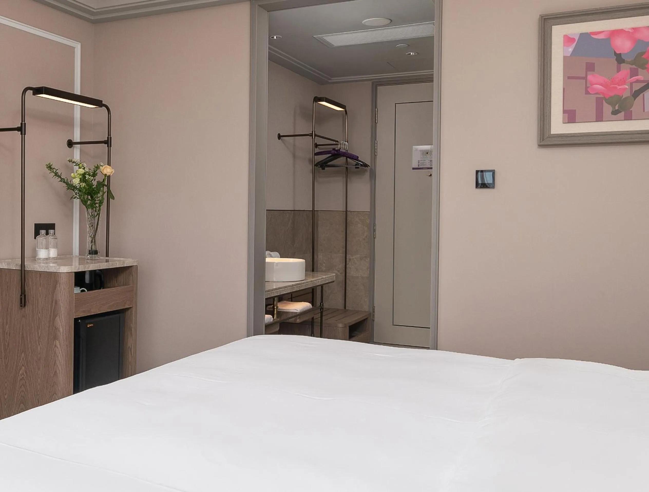 wardrobe, Bed in Mercure Guangzhou Tianhe Sports Center