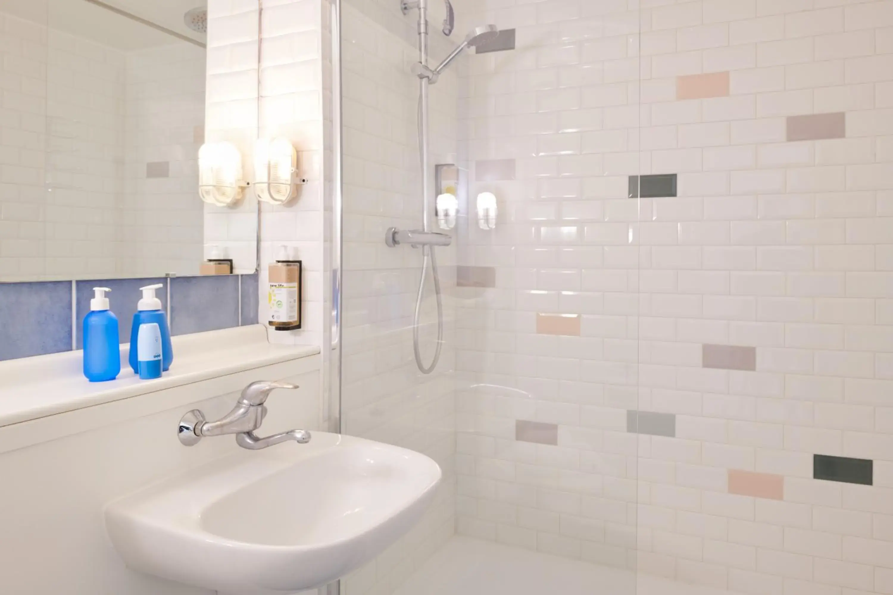 Bathroom in Greet Hôtel Saint-Nazaire Trignac Nouvelle Marque du Groupe Accor Bathroom in Greet Hôtel Saint-Nazaire Trignac Nouvelle Marque du Groupe Accor