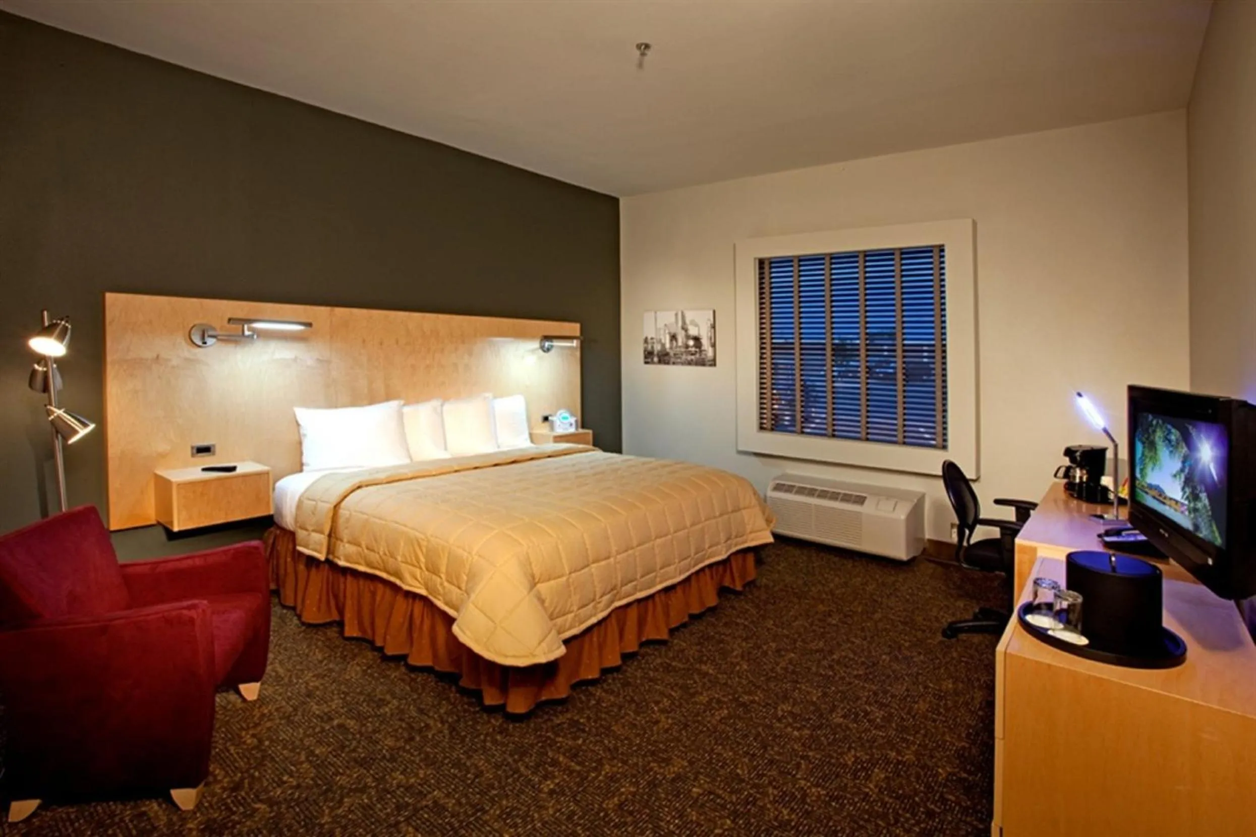 Photo of the whole room, Bed in Spark by Hilton Artesia