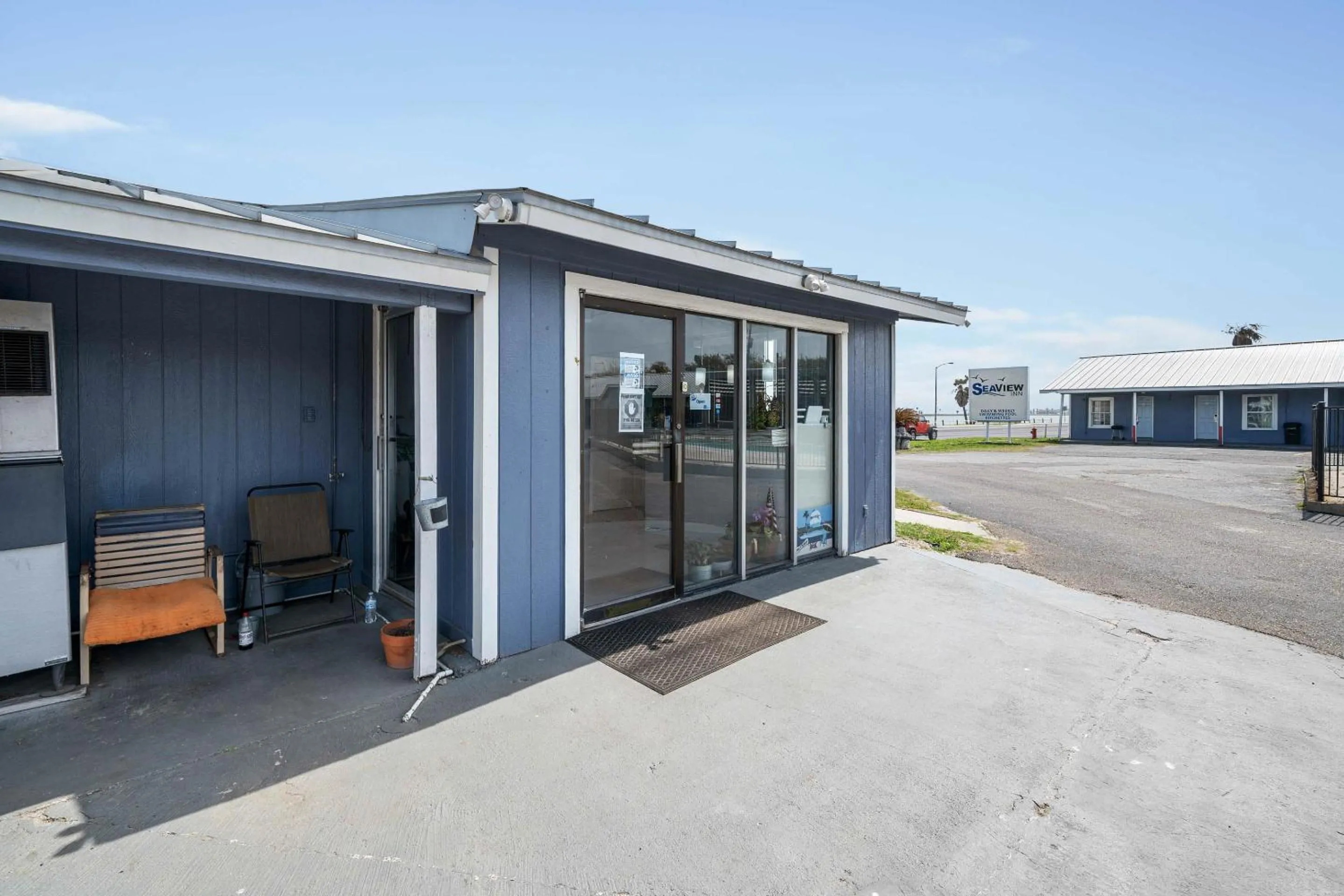 Facade/entrance in OYO Hotel Rockport- Bay View