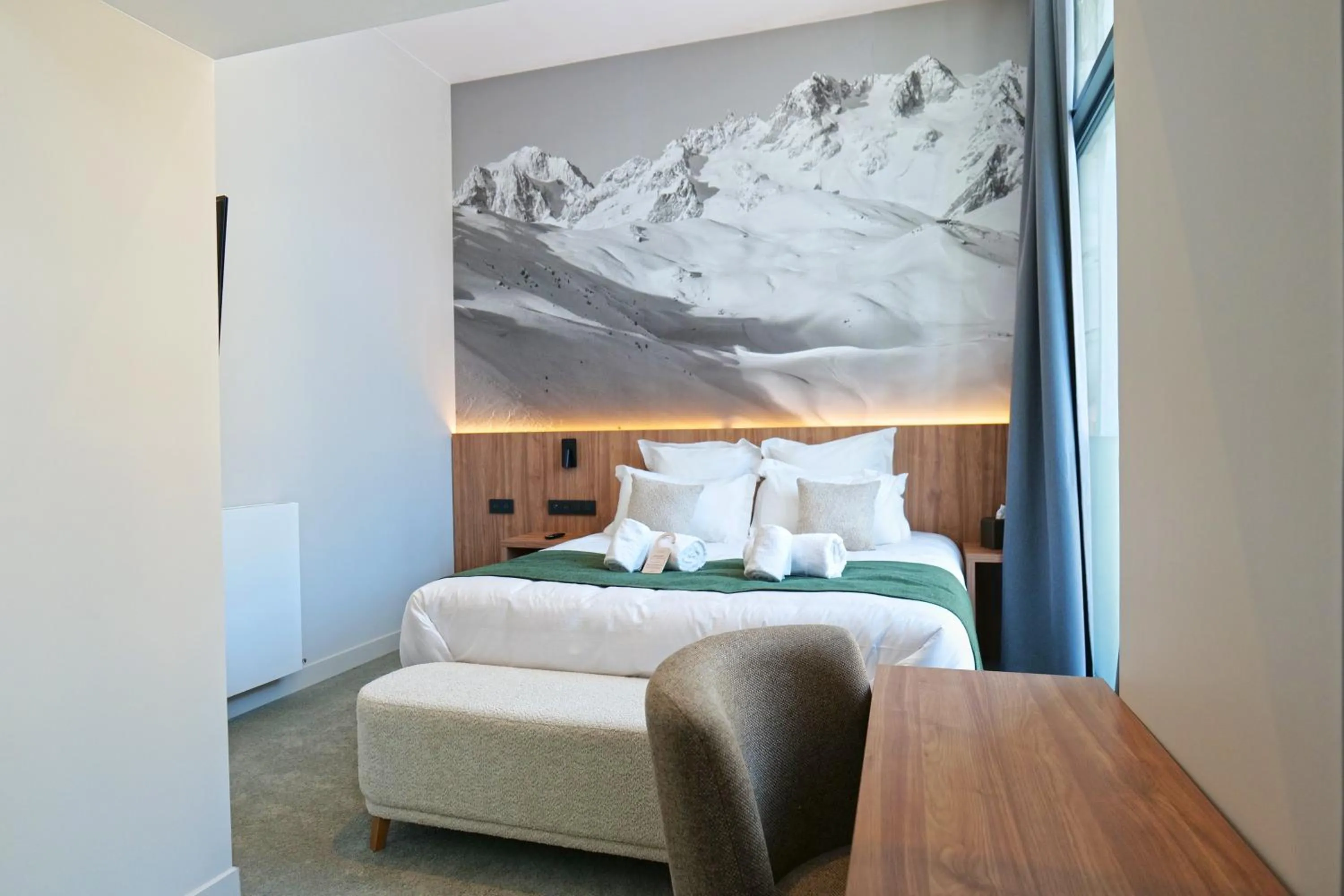 Photo of the whole room, Bed in Garrigae Caserne de Briançon & SPA Cinq Mondes