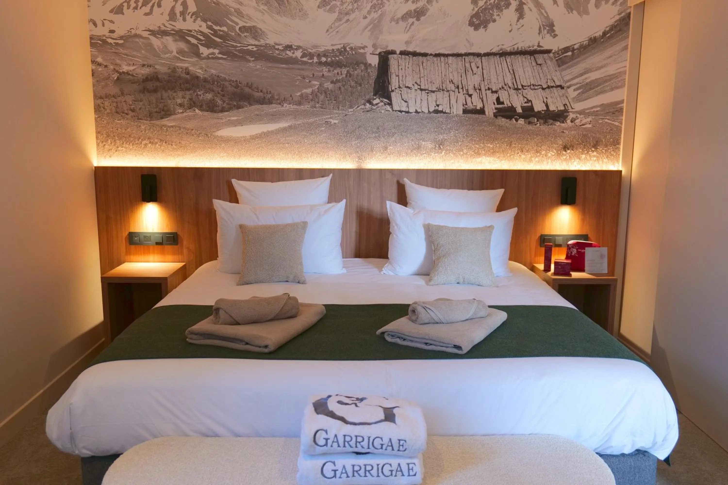 Photo of the whole room, Bed in Garrigae Caserne de Briançon & SPA Cinq Mondes