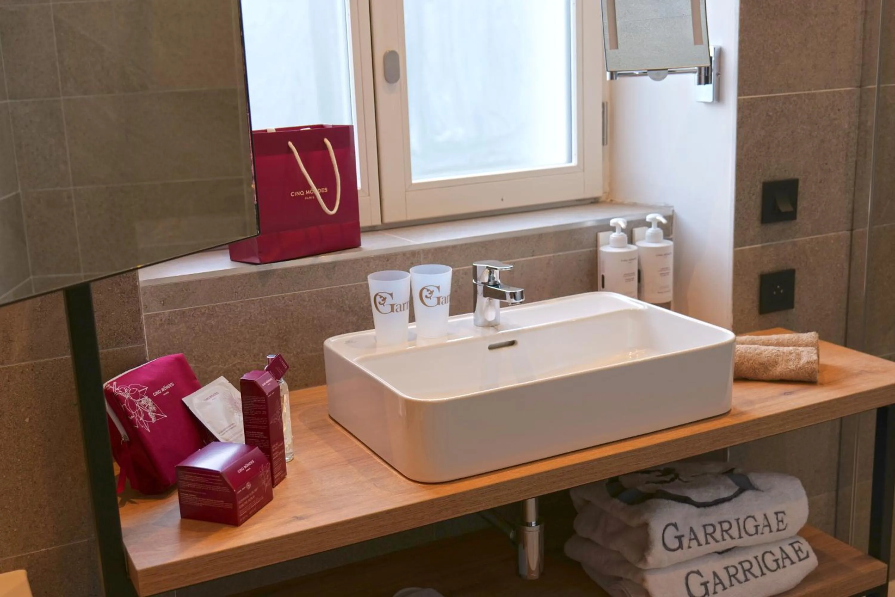 Bathroom in Garrigae Caserne de Briançon & SPA Cinq Mondes