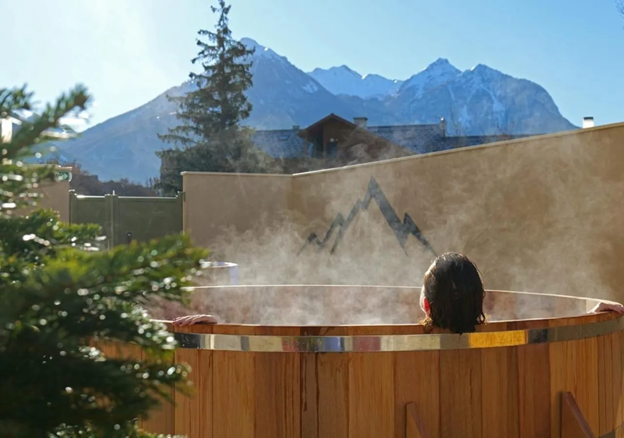 Spa and wellness centre/facilities in Garrigae Caserne de Briançon & SPA Cinq Mondes