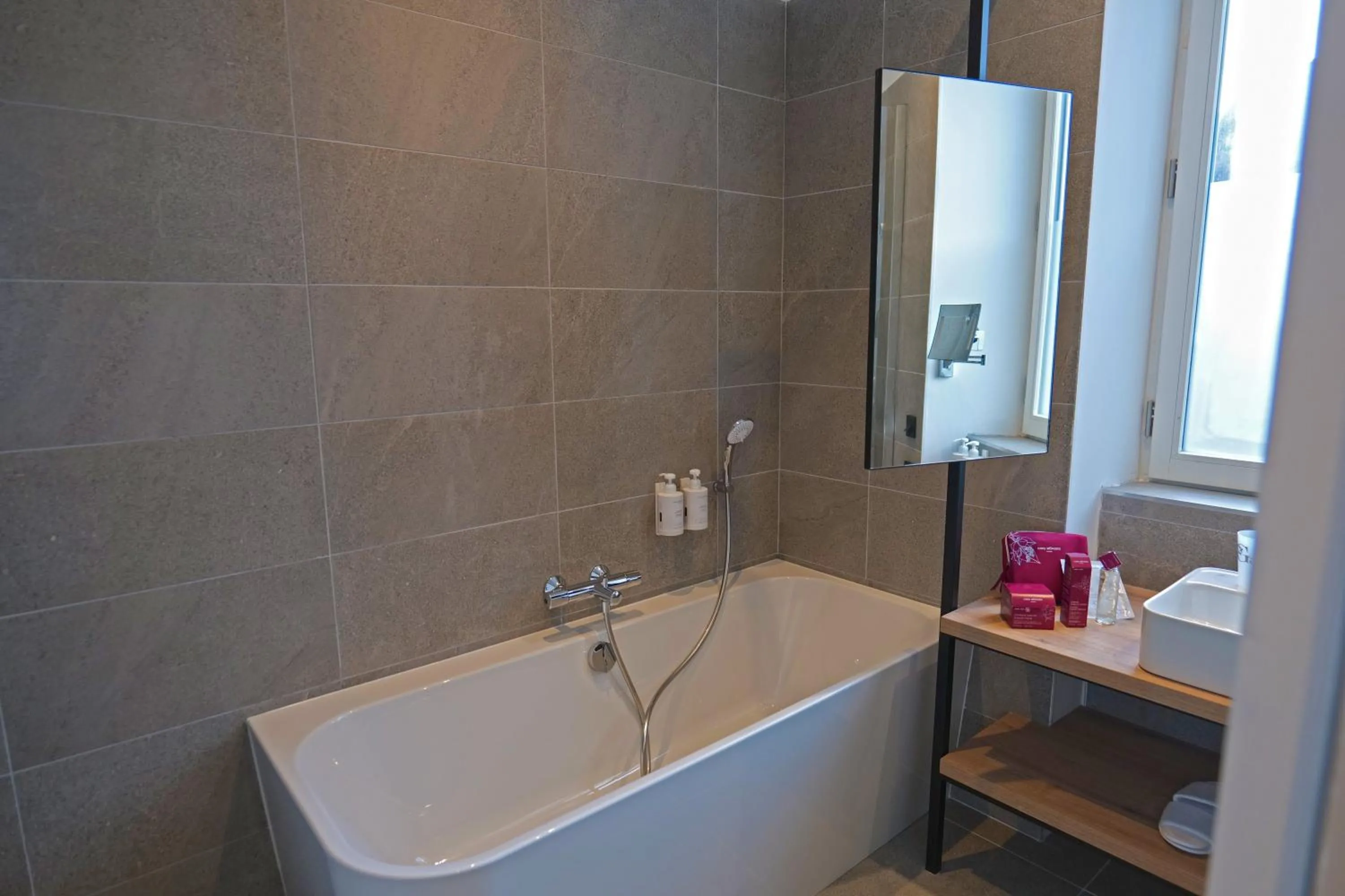 Bathroom in Garrigae Caserne de Briançon & SPA Cinq Mondes