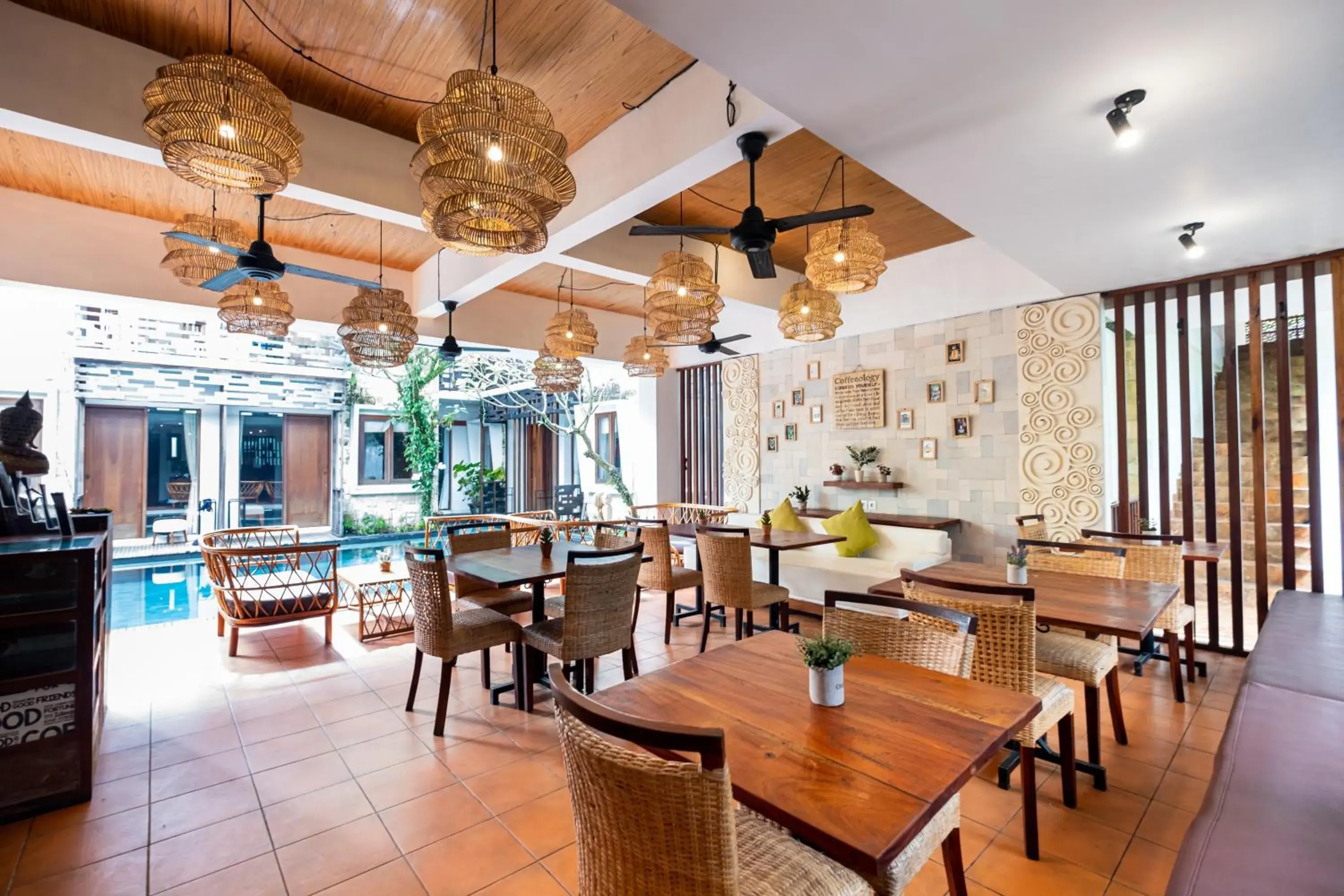 Restaurant/places to eat in Kakul Vila Restaurant/places to eat in Kakul Vila