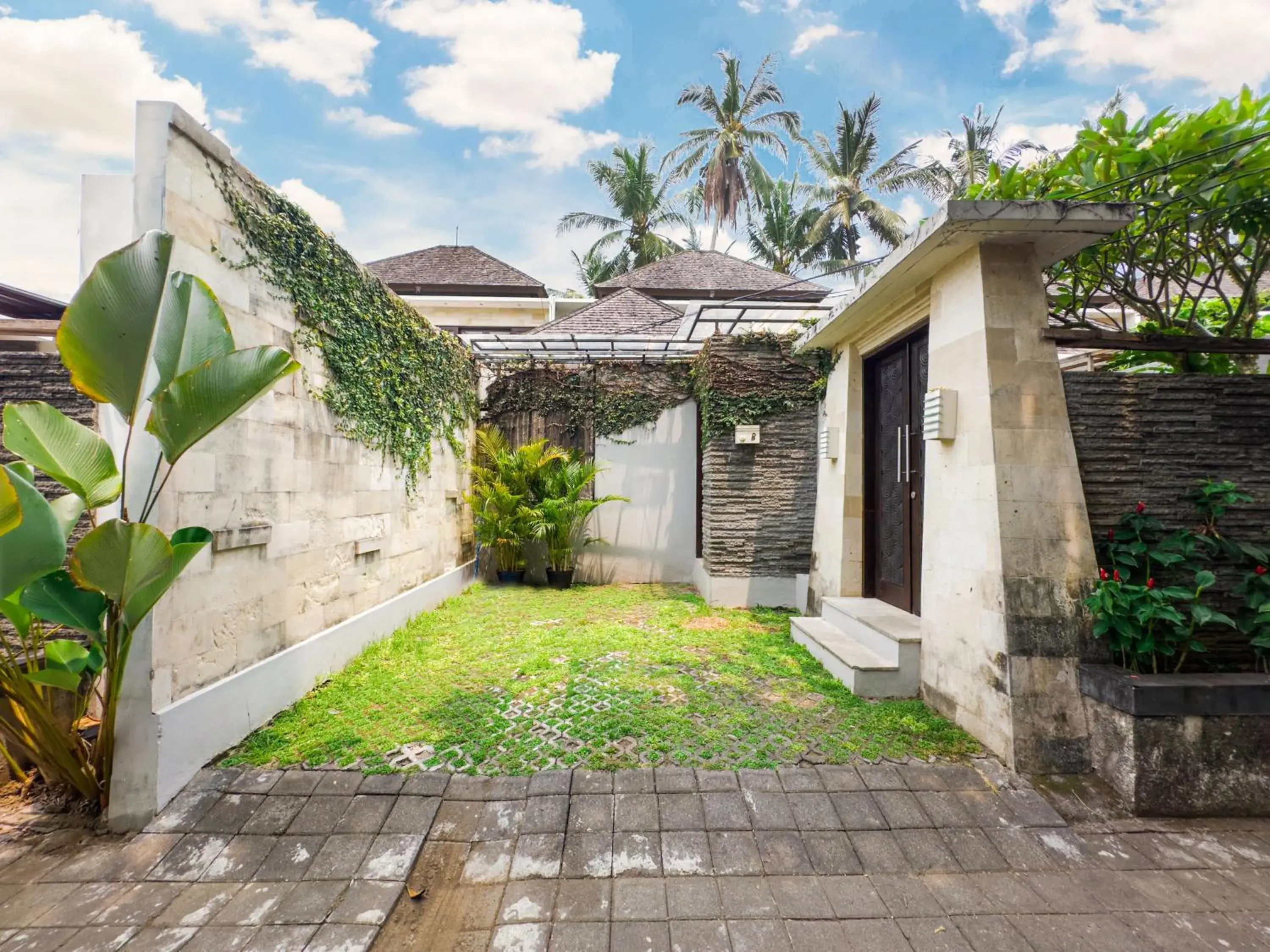 Property building in Kakul Vila Property building in Kakul Vila