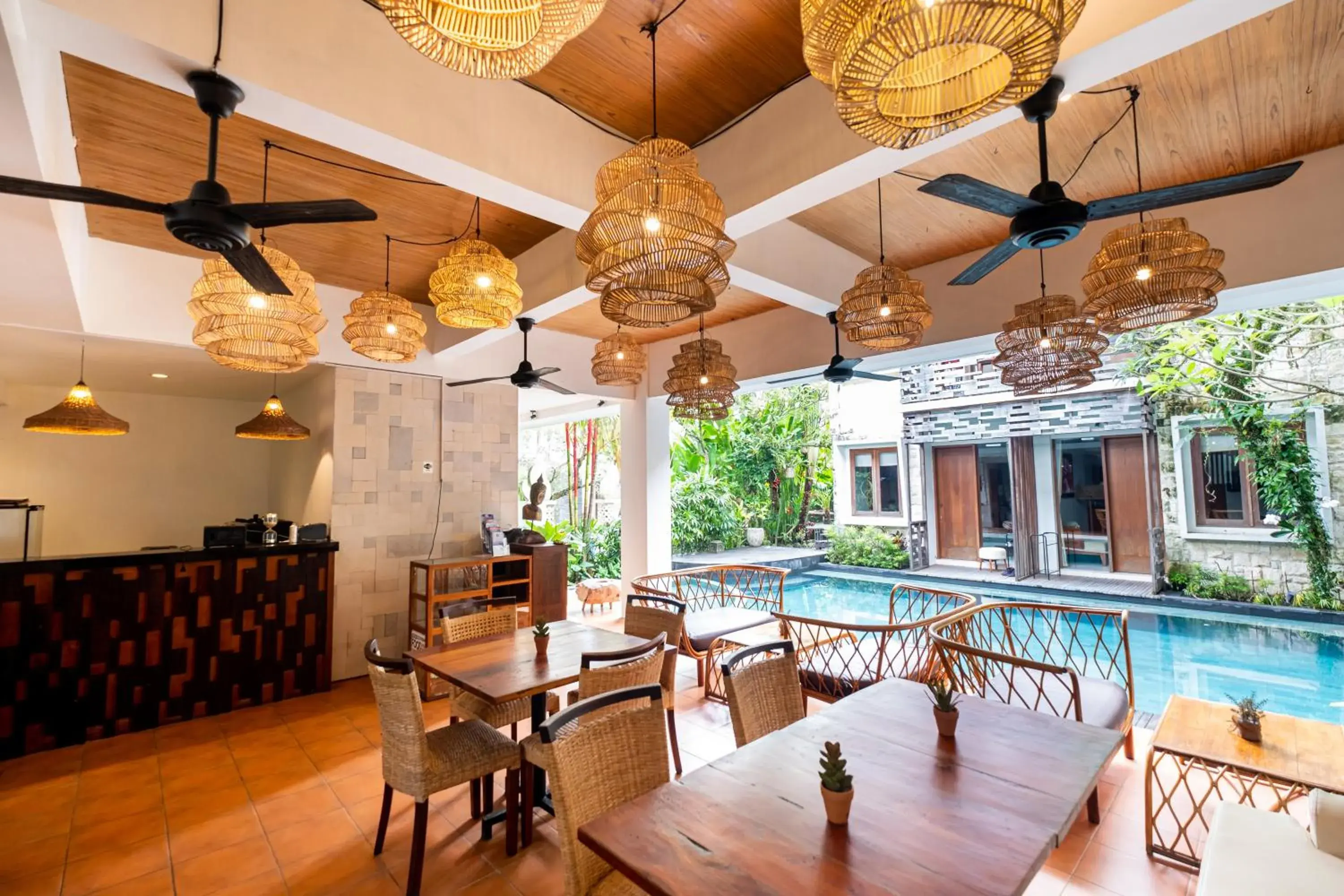 Restaurant/places to eat in Kakul Vila Restaurant/places to eat in Kakul Vila