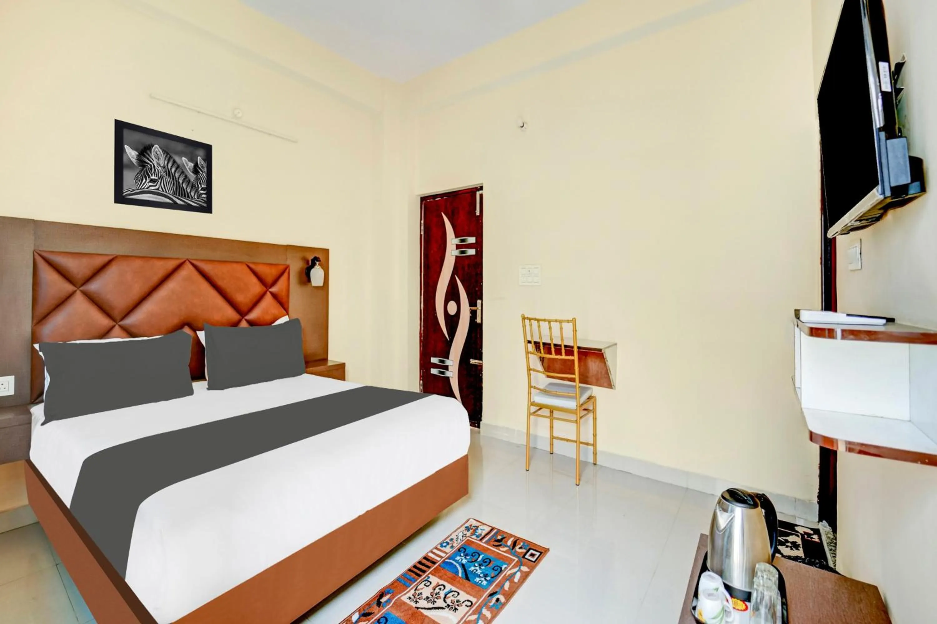 Bedroom, Bed in Super Townhouse Anisabad Near Mahavir Sansthan