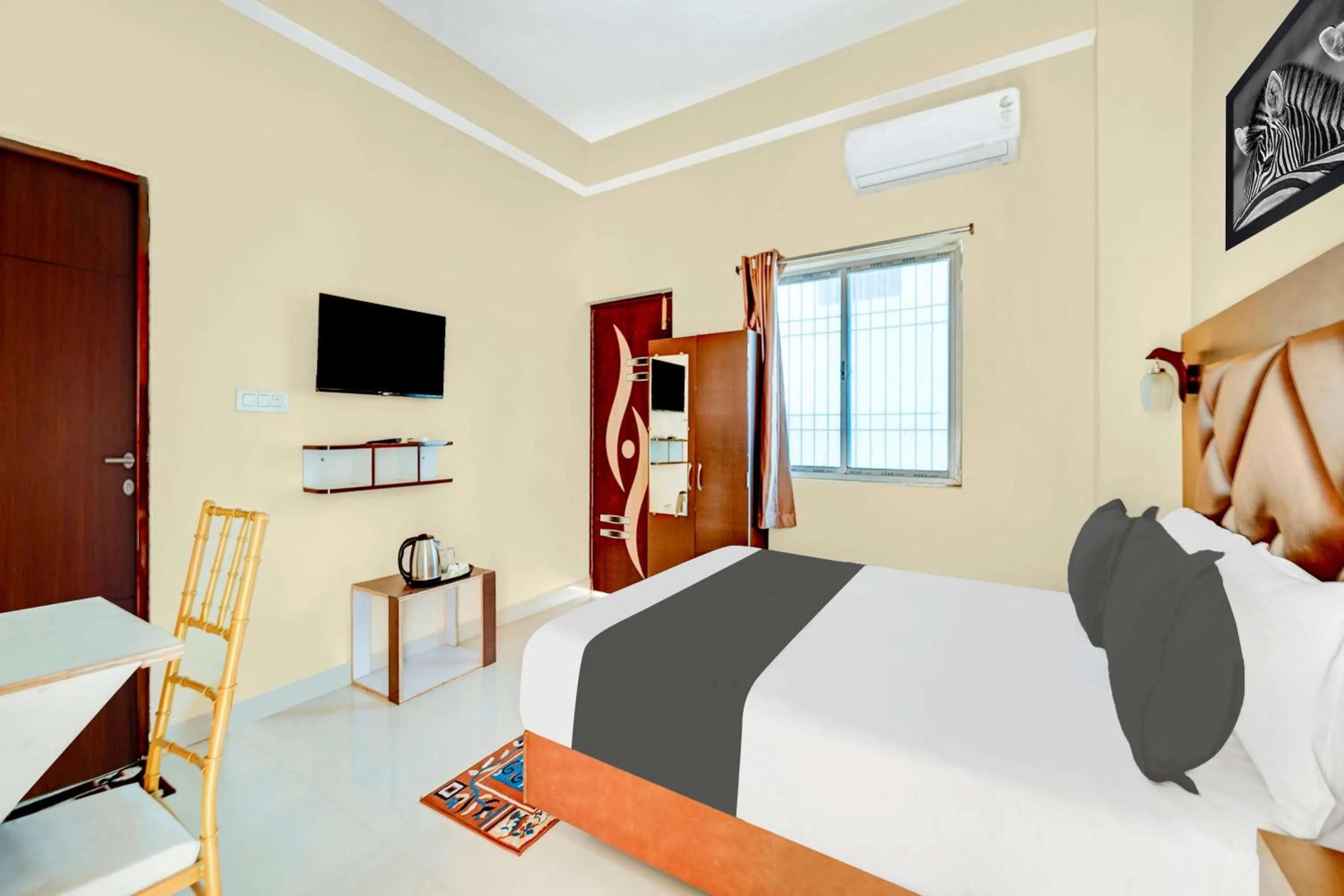 Bedroom, Bed in Super Townhouse Anisabad Near Mahavir Sansthan